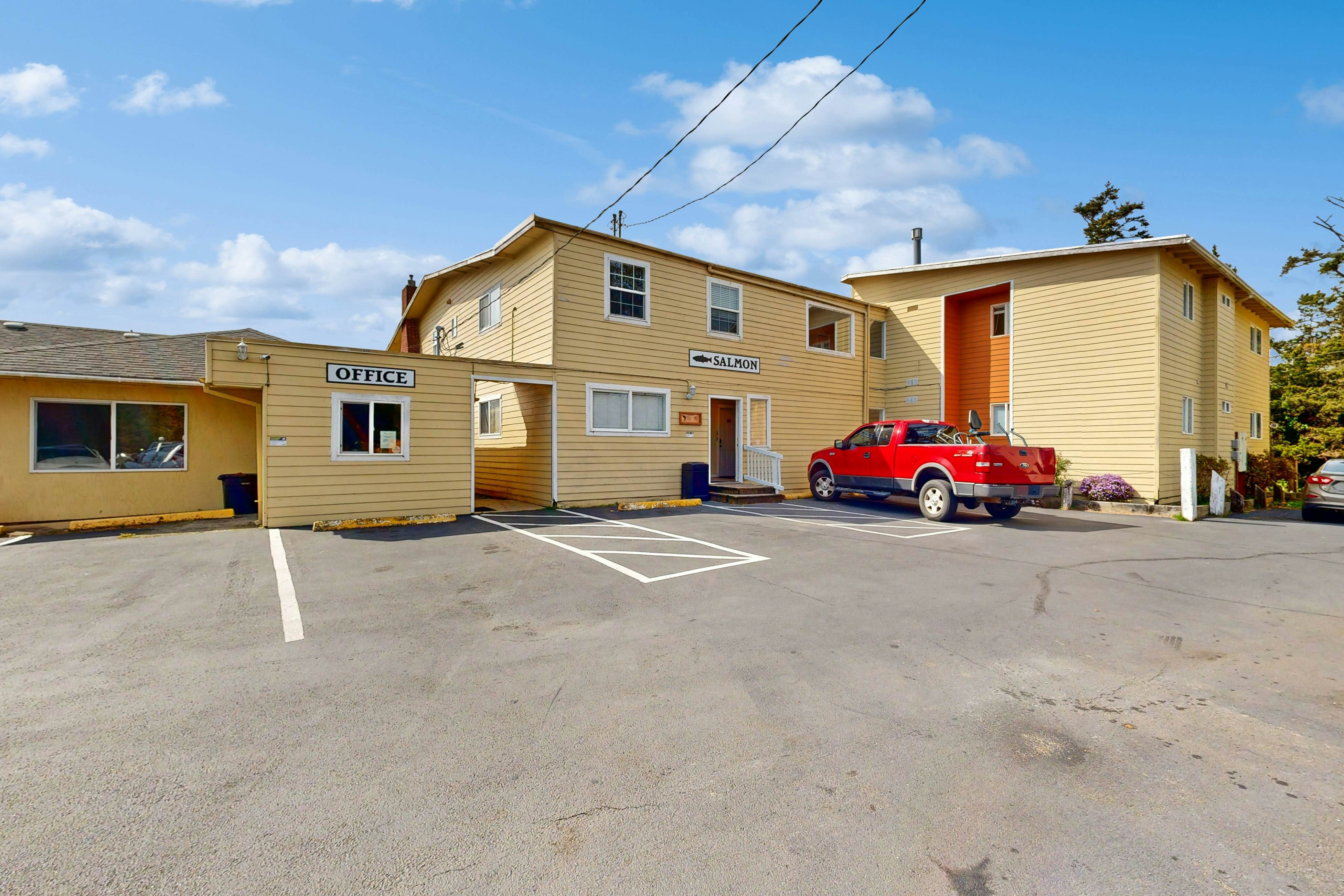 Dog-Friendly Condo with Beach Access & Ocean Views from Private Balcony