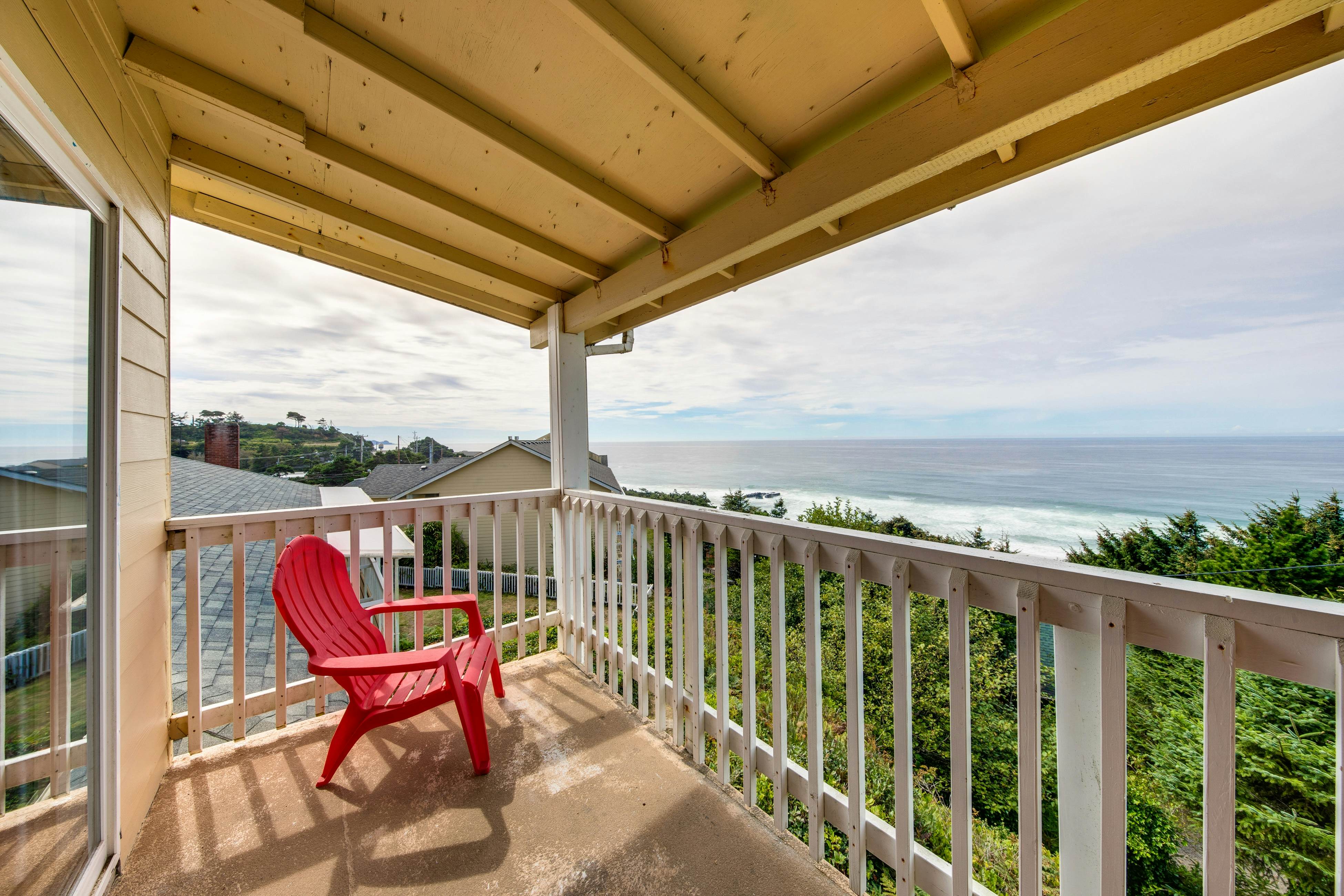 Oceanview Condo with Full Kitchen Balcony Beach Access Nearby