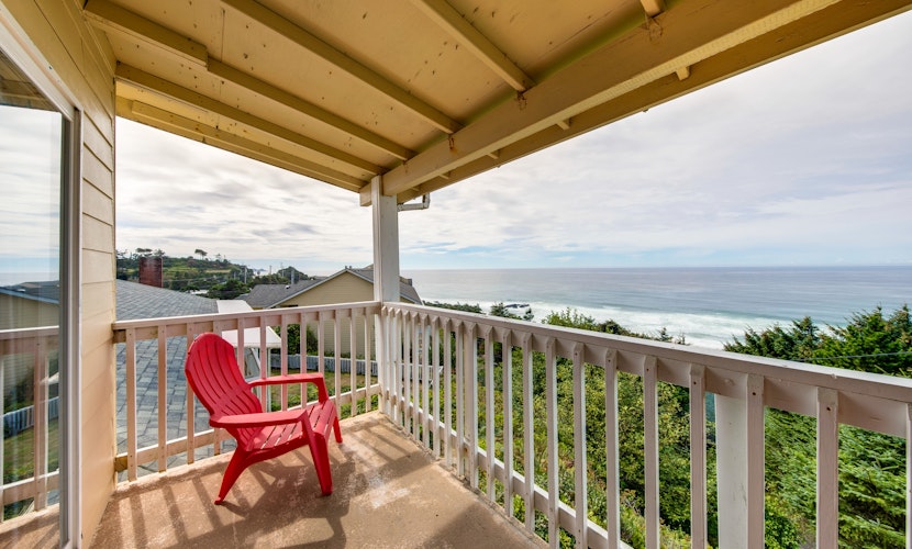 Oceanview Condo with Full Kitchen Balcony Beach Access Nearby
