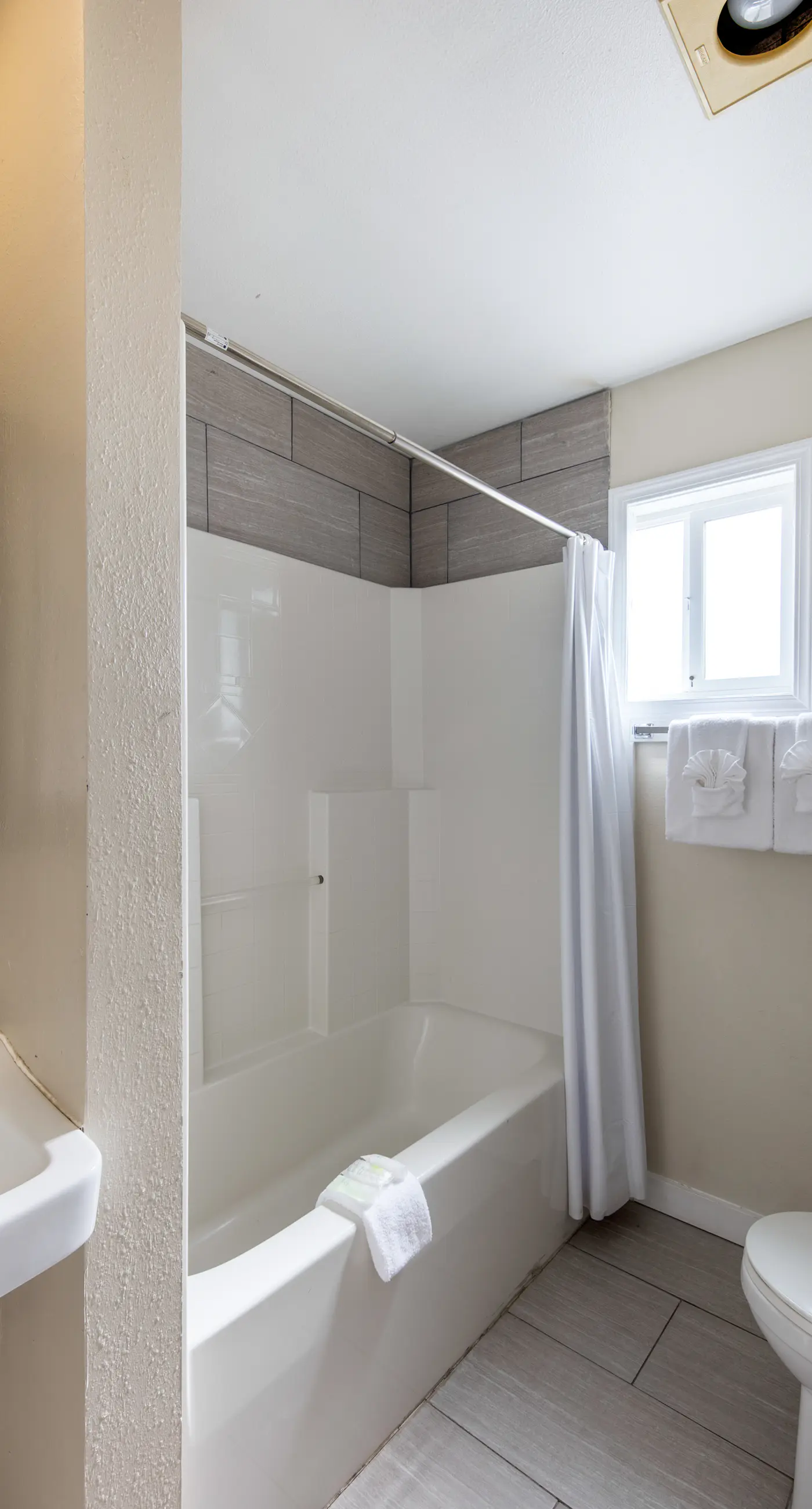 Oceanview Condo with Full Kitchen Balcony Beach Access Nearby