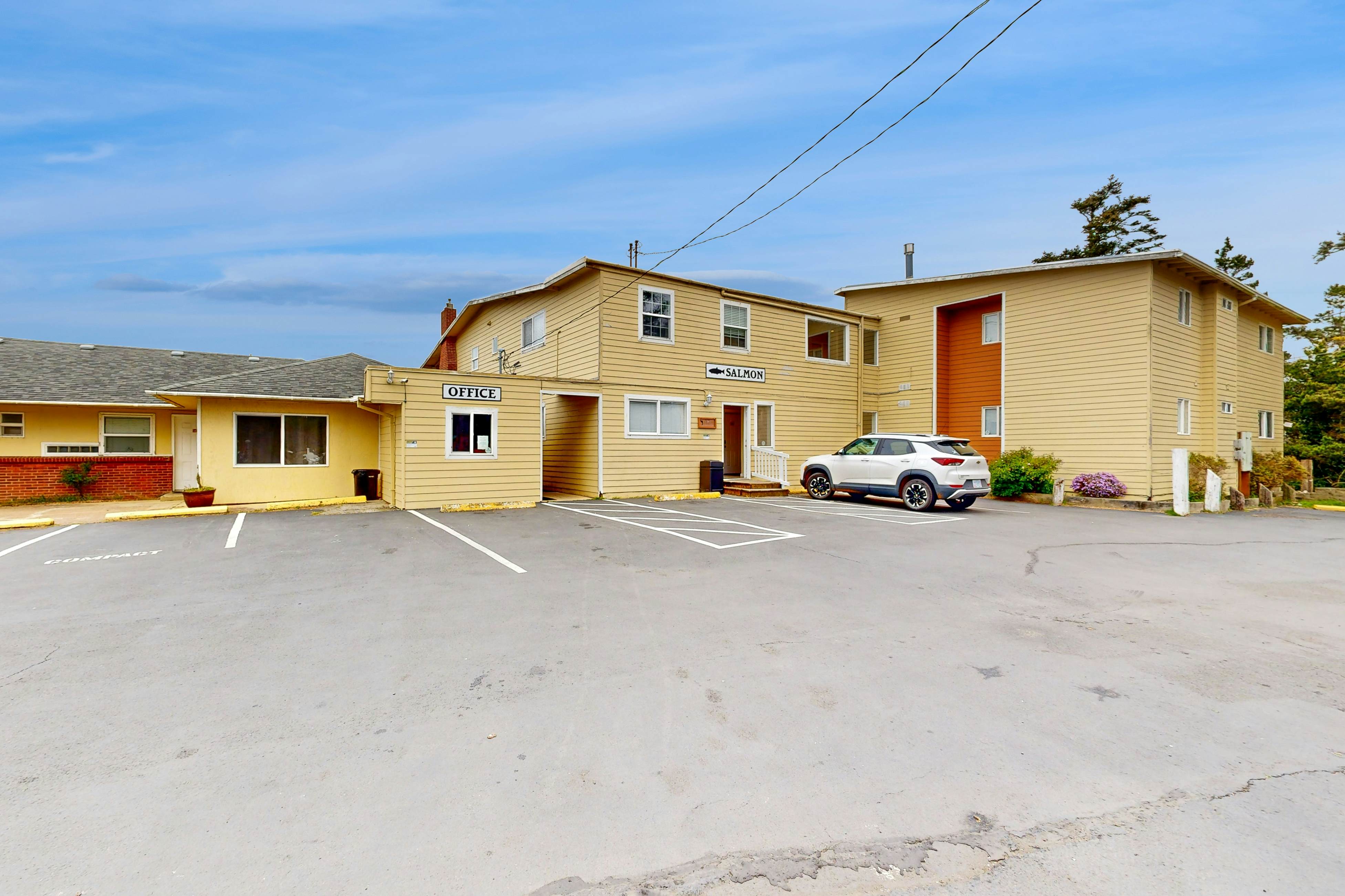 Welcoming Studio with Ocean View & Nearby Beach Access - Dogs OK