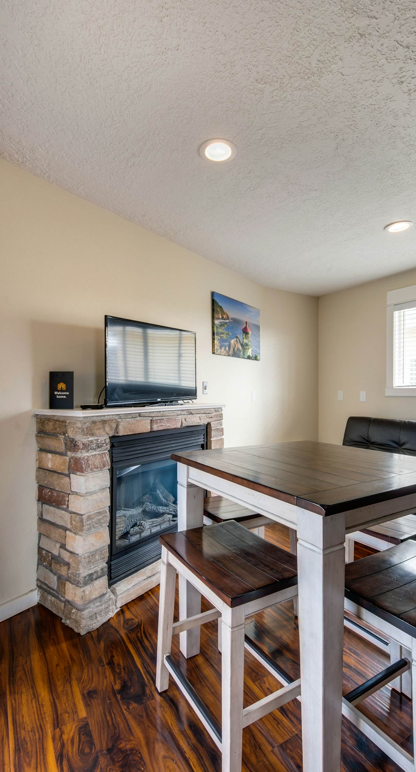 Upper Level Condo with Private Balcony and Nearby Beach Access Dog Friendly