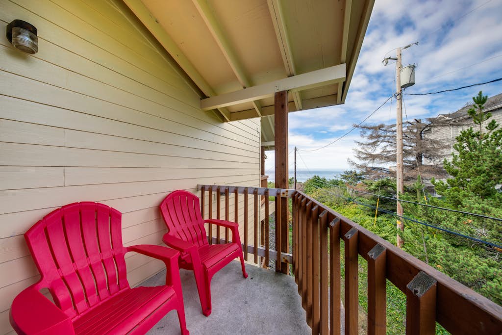 Upper Level Condo with Private Balcony and Nearby Beach Access Dog Friendly