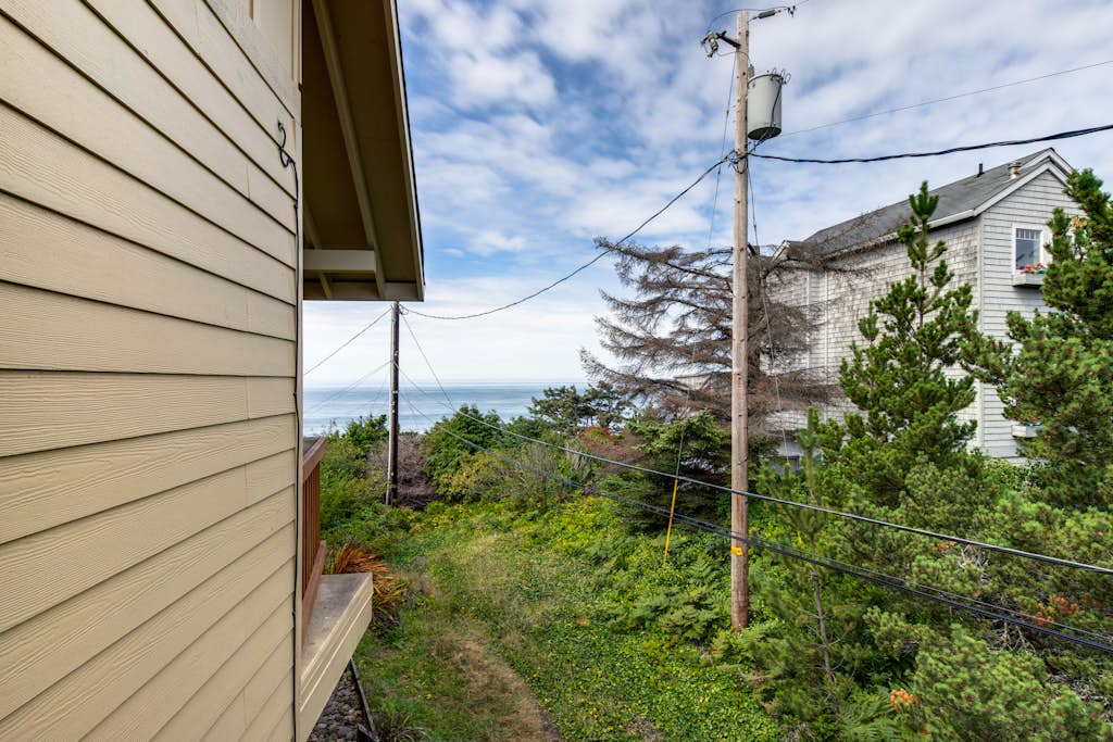 Upper Level Condo with Private Balcony and Nearby Beach Access Dog Friendly