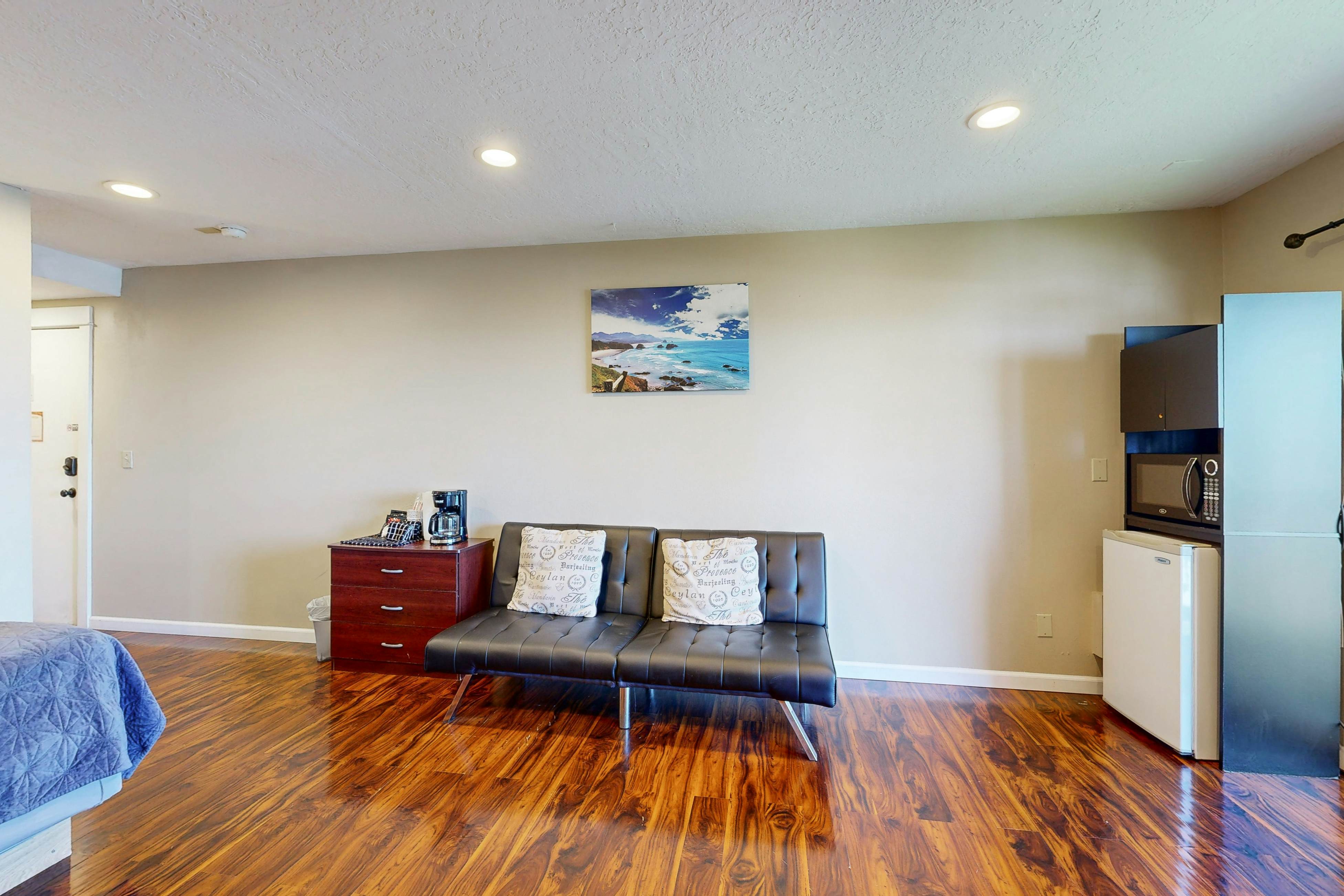 Upper-Level Studio, WiFi, Close to Beach Access - Dogs Welcome