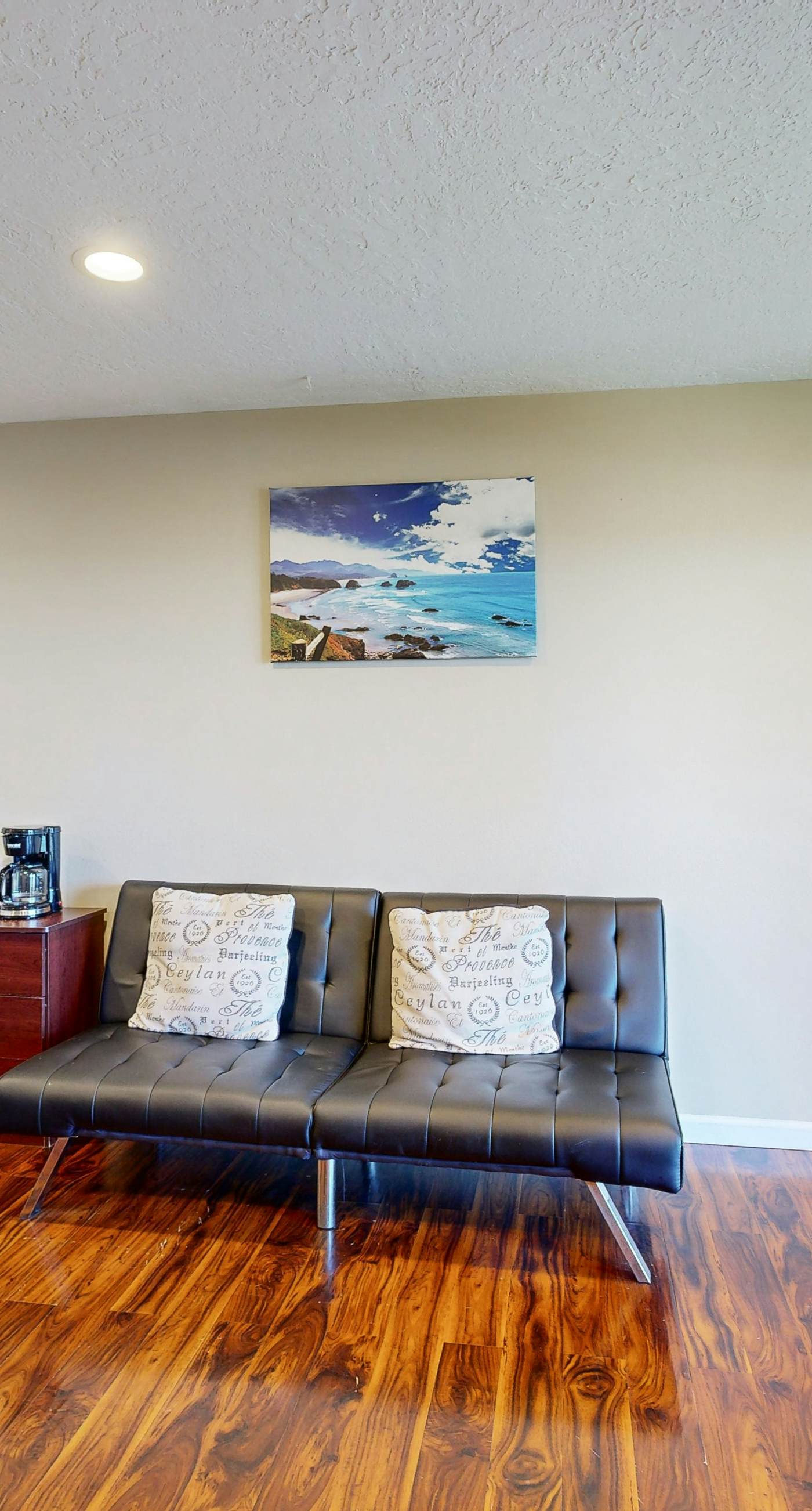 Upper Level Studio WiFi Close to Beach Access Dogs Welcome