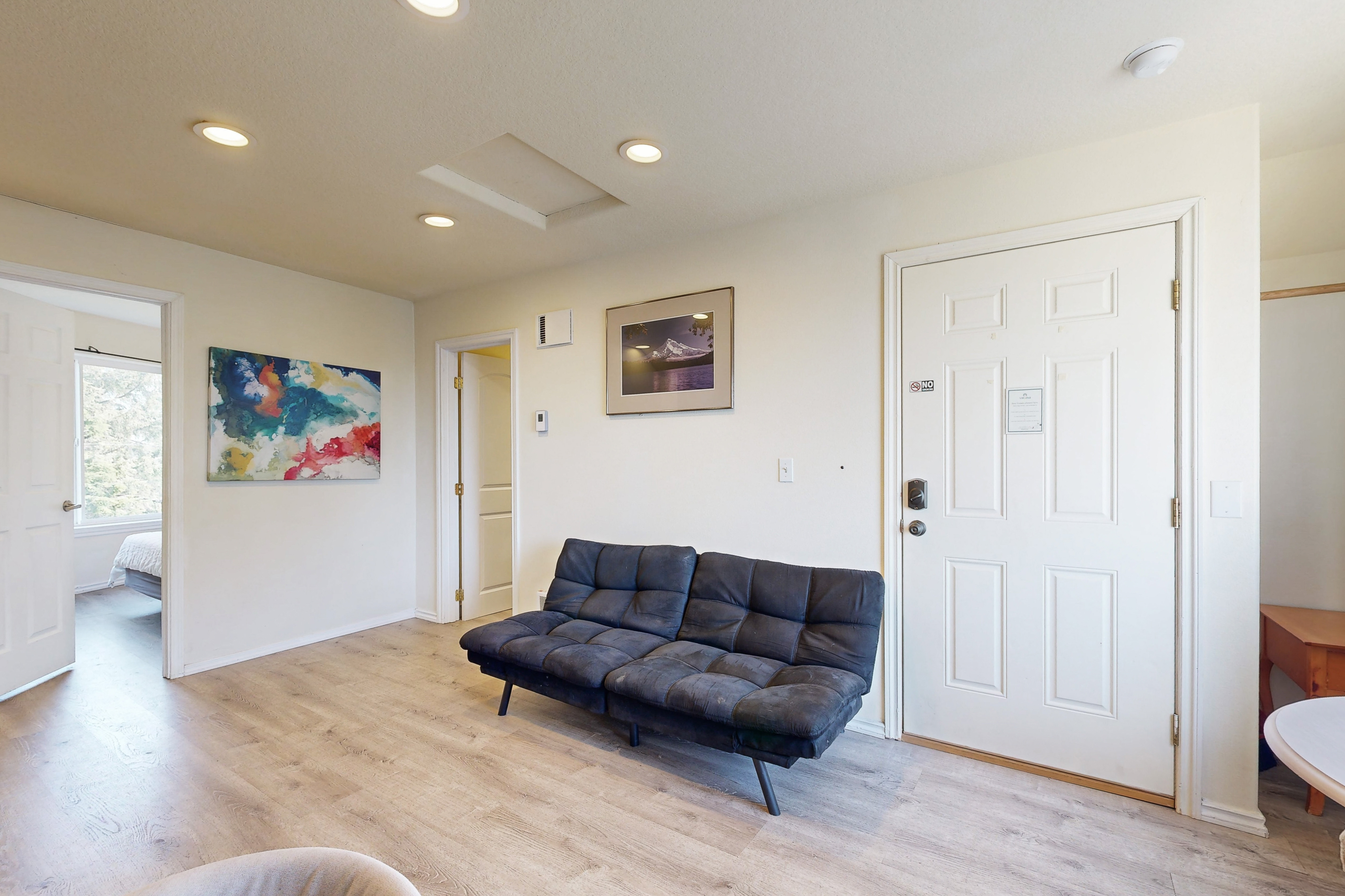 Private Hillside Condo in the Heart of Lincoln City Dog Friendly