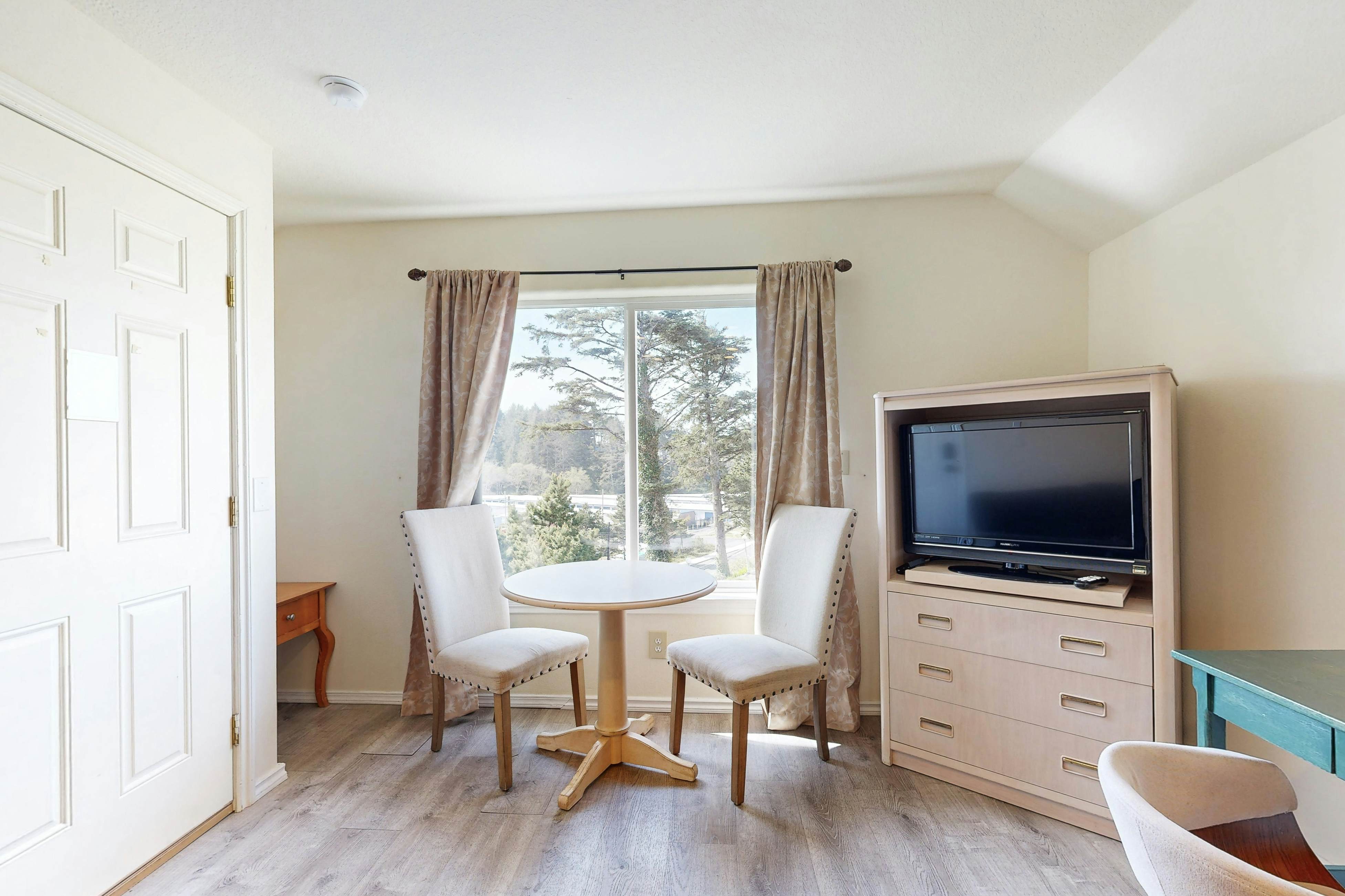 Private Hillside Condo in the Heart of Lincoln City - Dog-Friendly