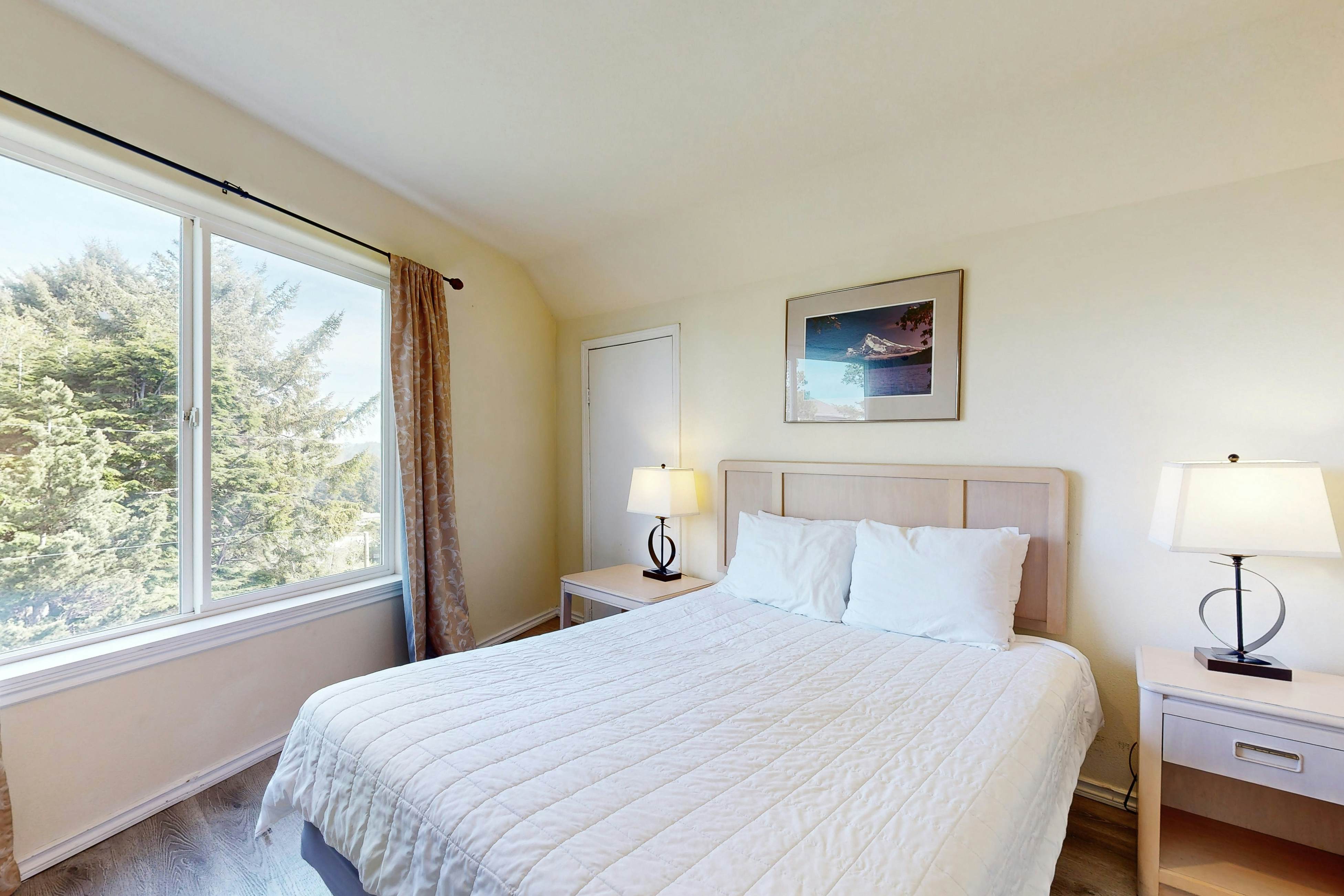 Private Hillside Condo in the Heart of Lincoln City - Dog-Friendly