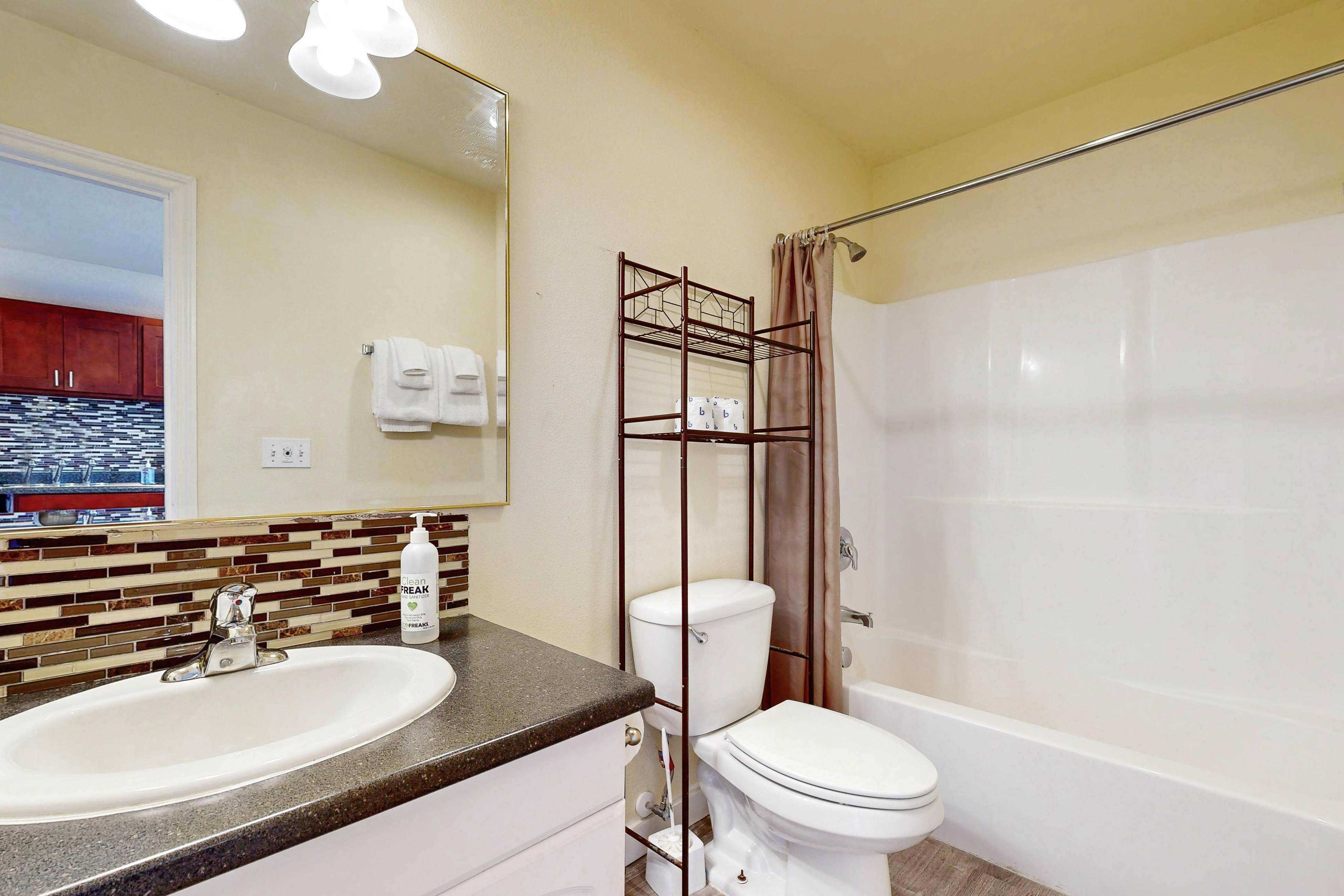 Private Hillside Condo in the Heart of Lincoln City - Dog-Friendly