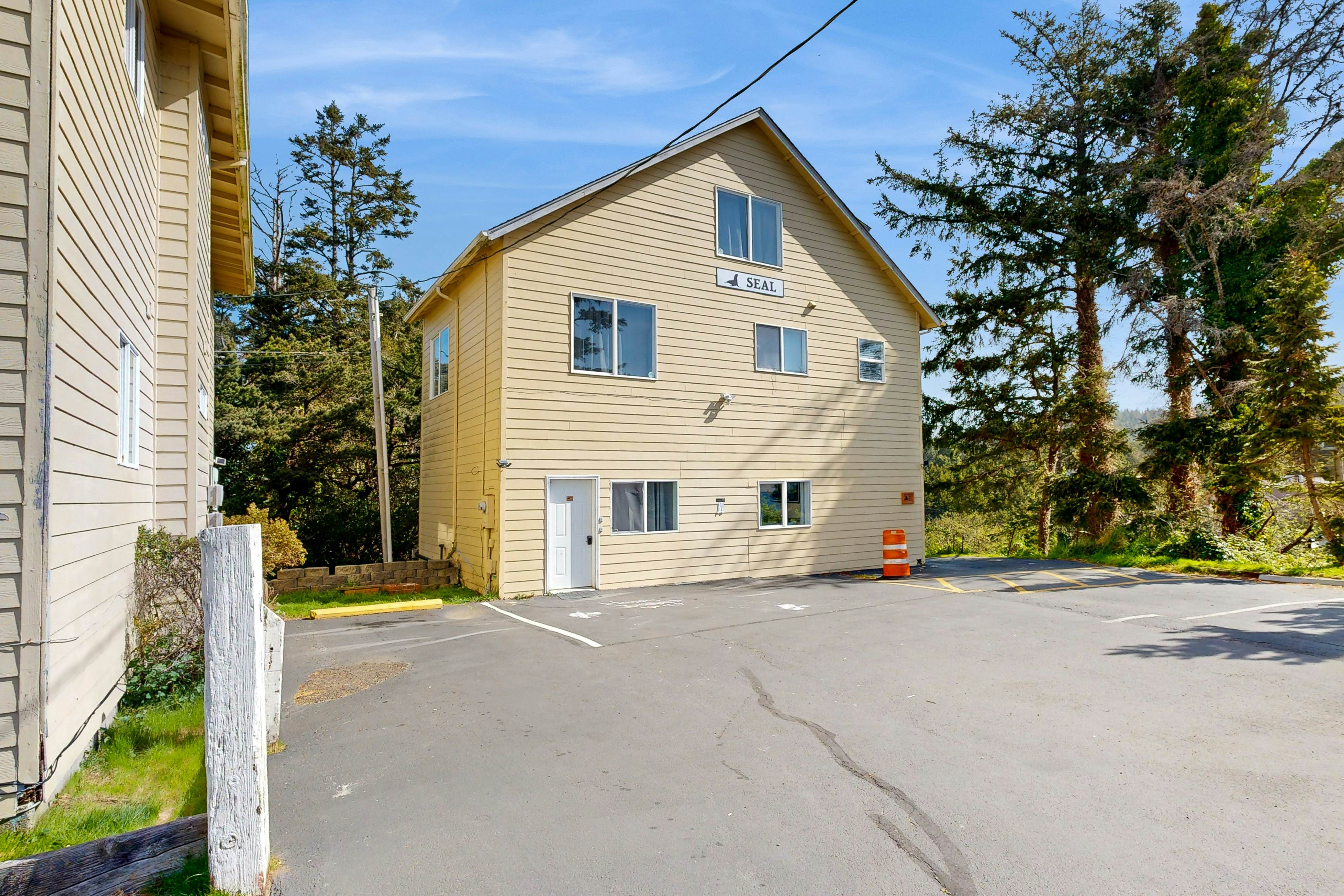 Sandstone Point Condo, Only a Few Blocks to the Beach - Dogs Welcome