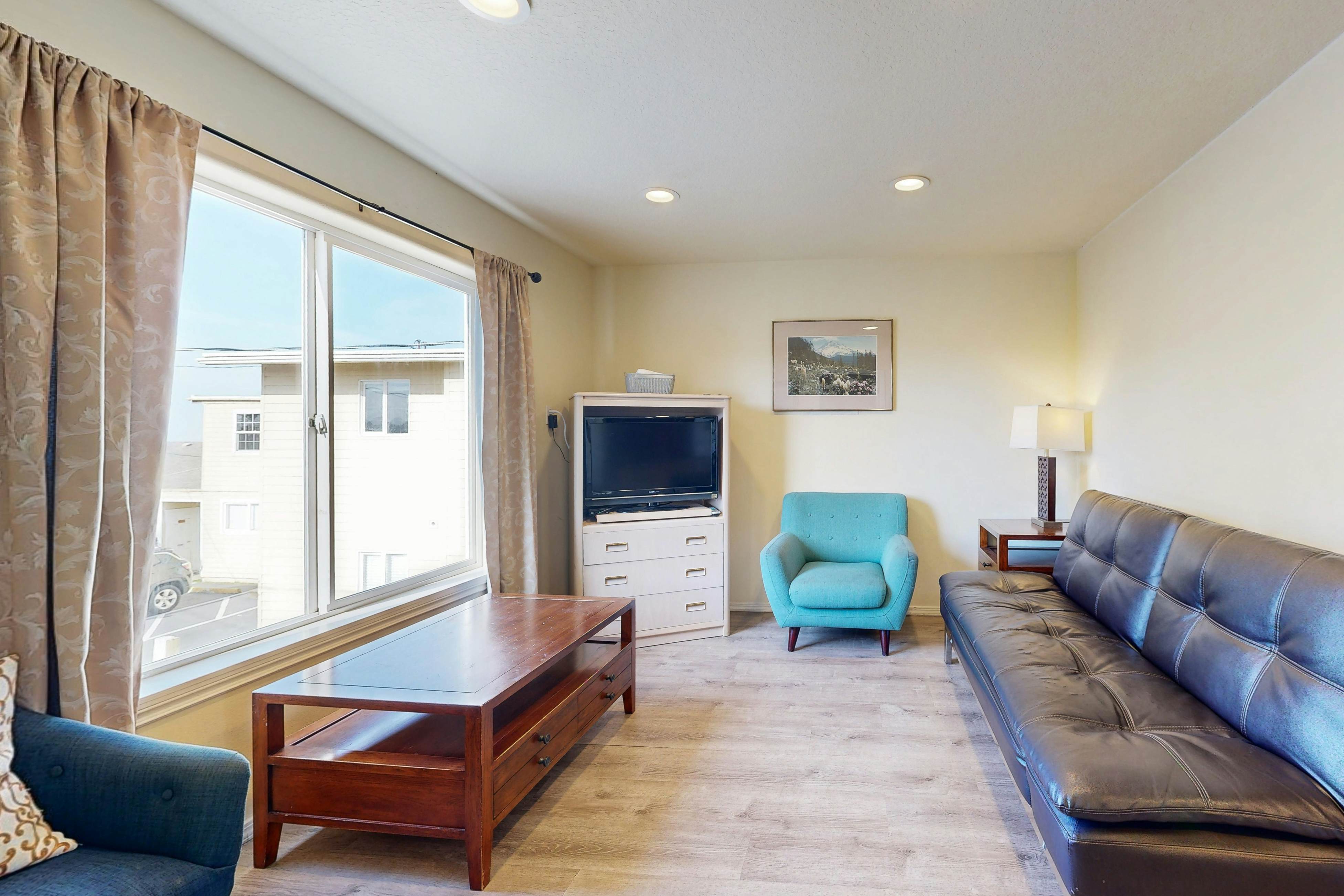 Sandstone Point Condo, Only a Few Blocks to the Beach - Dogs Welcome