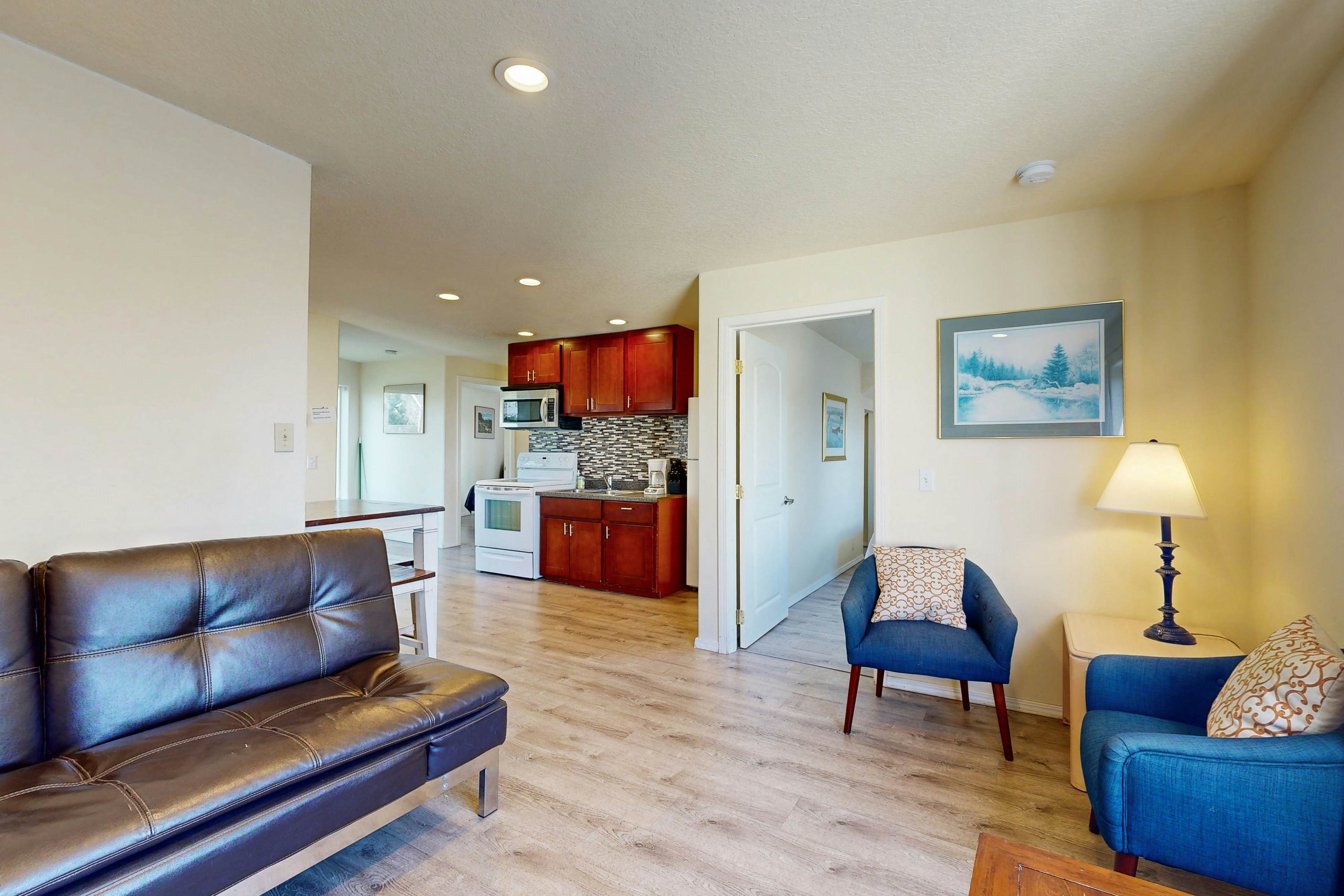 Sandstone Point Condo, Only a Few Blocks to the Beach - Dogs Welcome