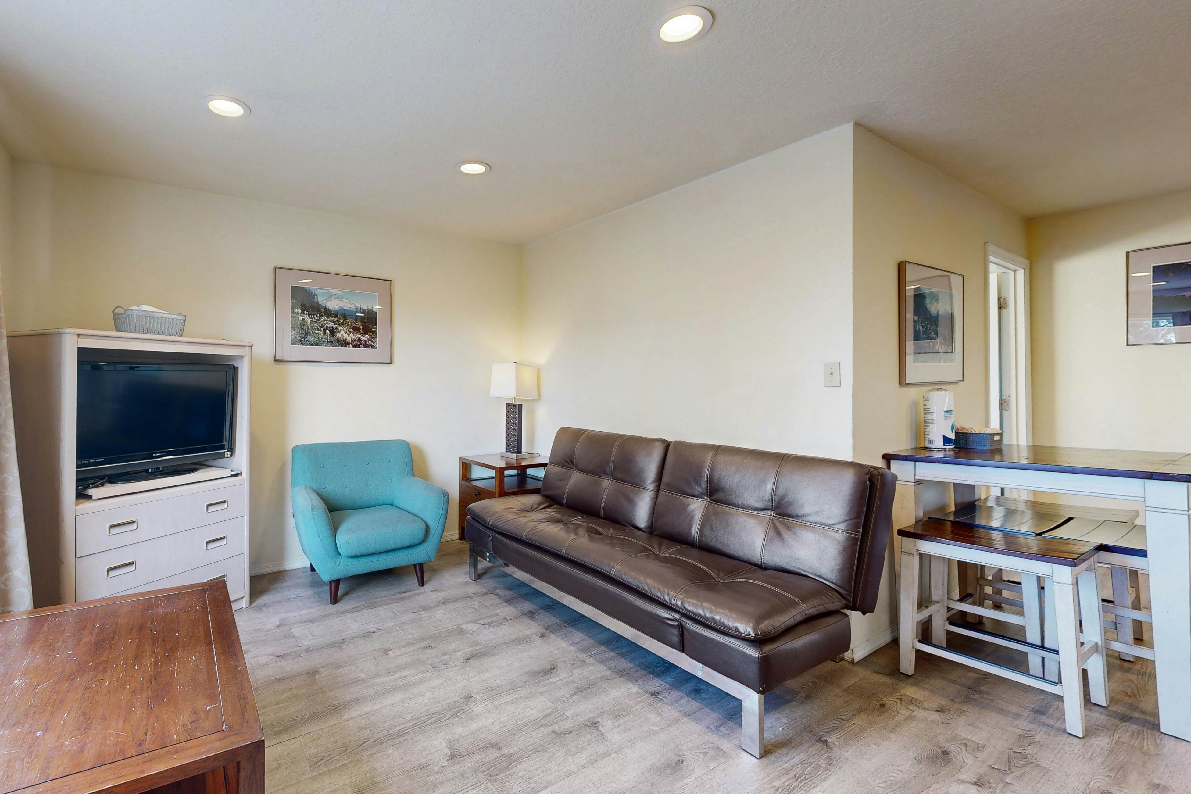 Sandstone Point Condo, Only a Few Blocks to the Beach - Dogs Welcome