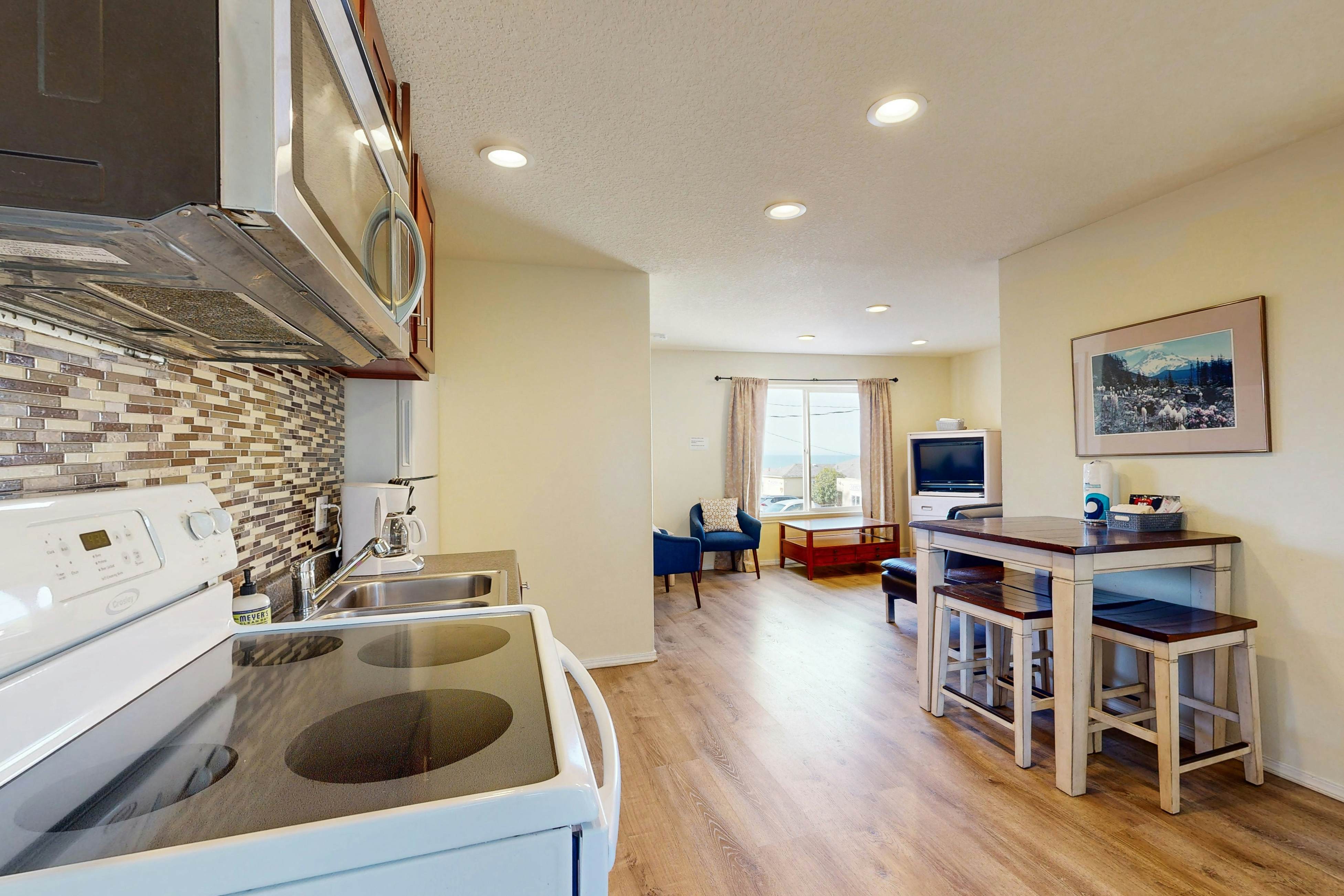 Sandstone Point Condo, Only a Few Blocks to the Beach - Dogs Welcome