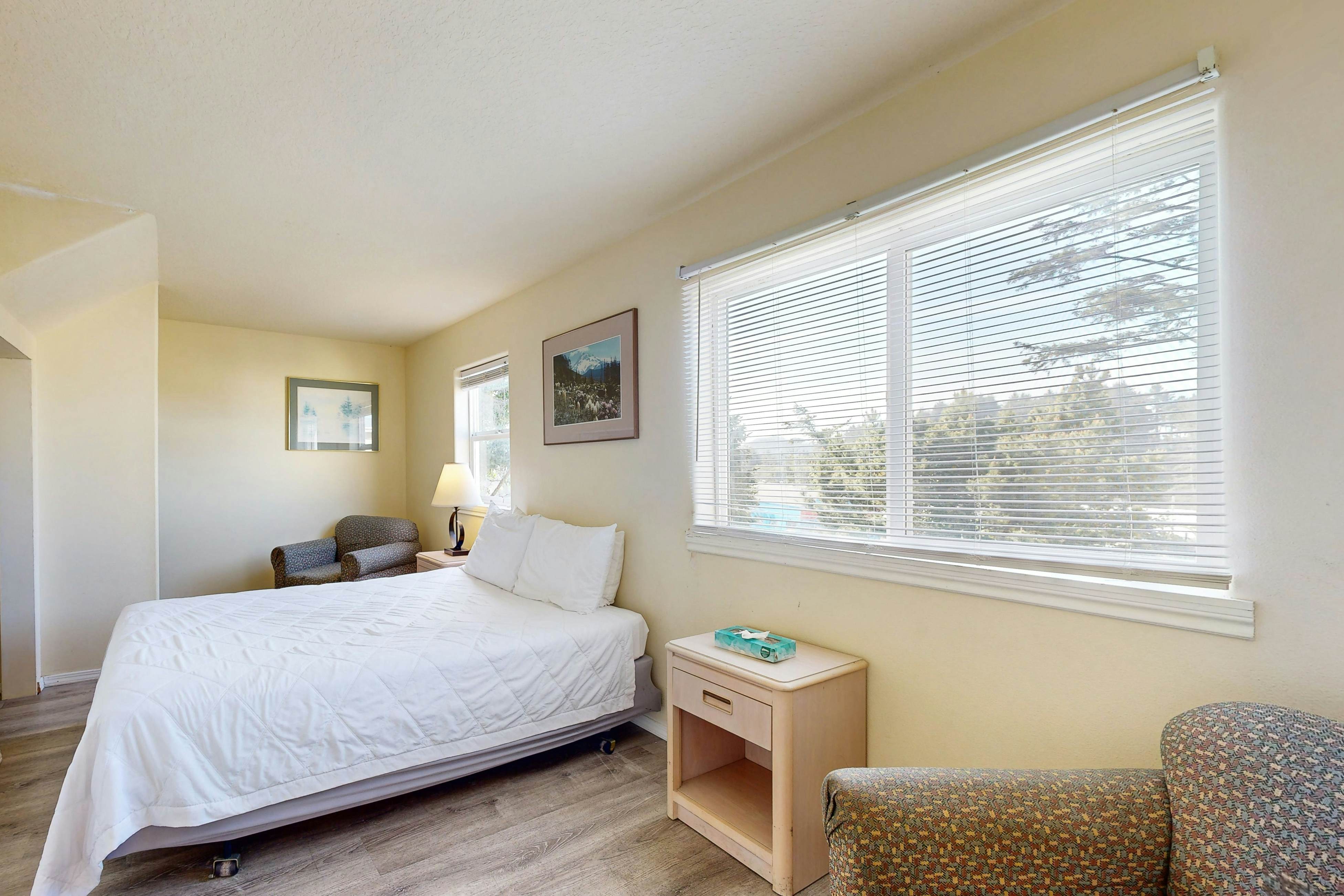 Sandstone Point Condo, Only a Few Blocks to the Beach - Dogs Welcome