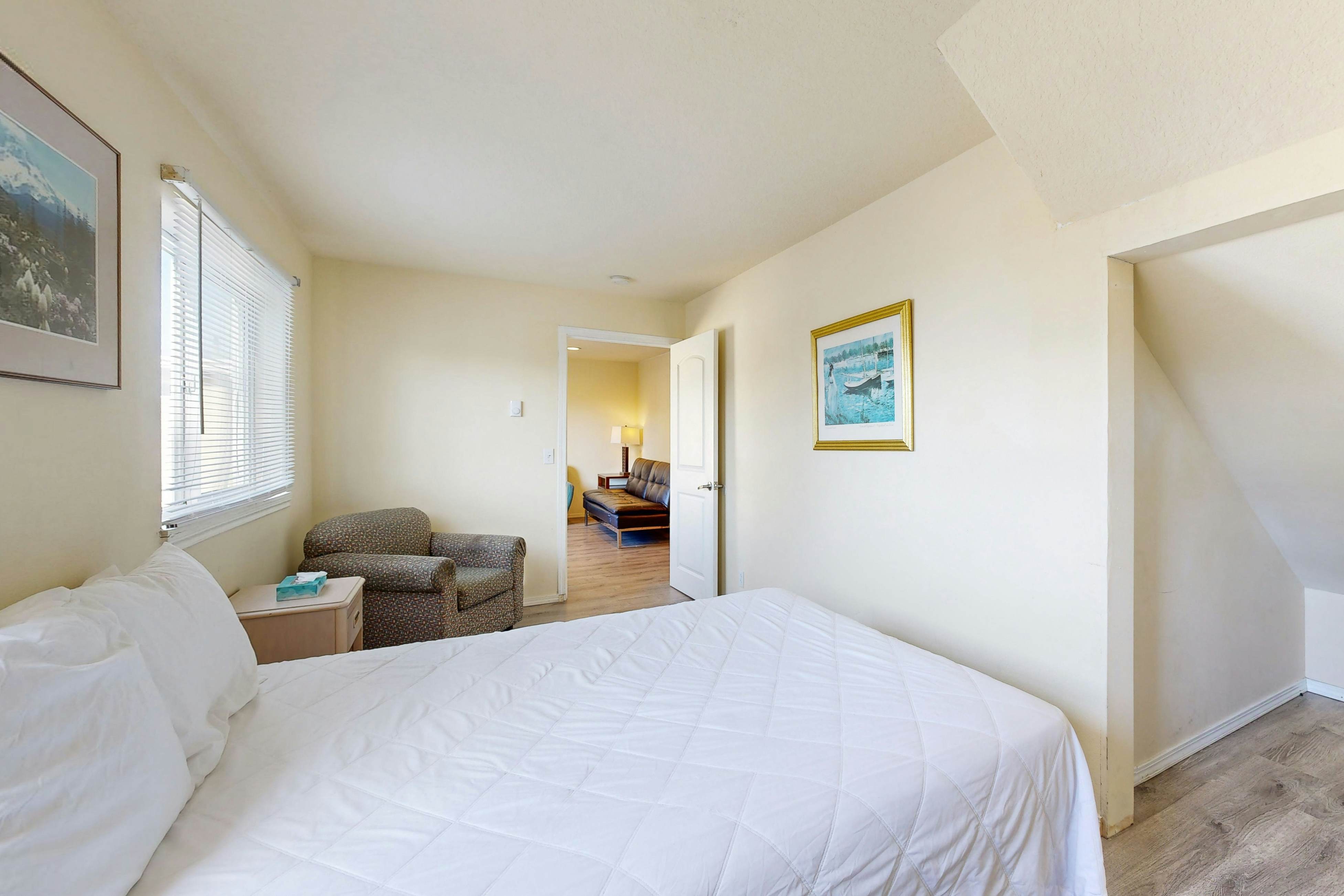 Sandstone Point Condo, Only a Few Blocks to the Beach - Dogs Welcome