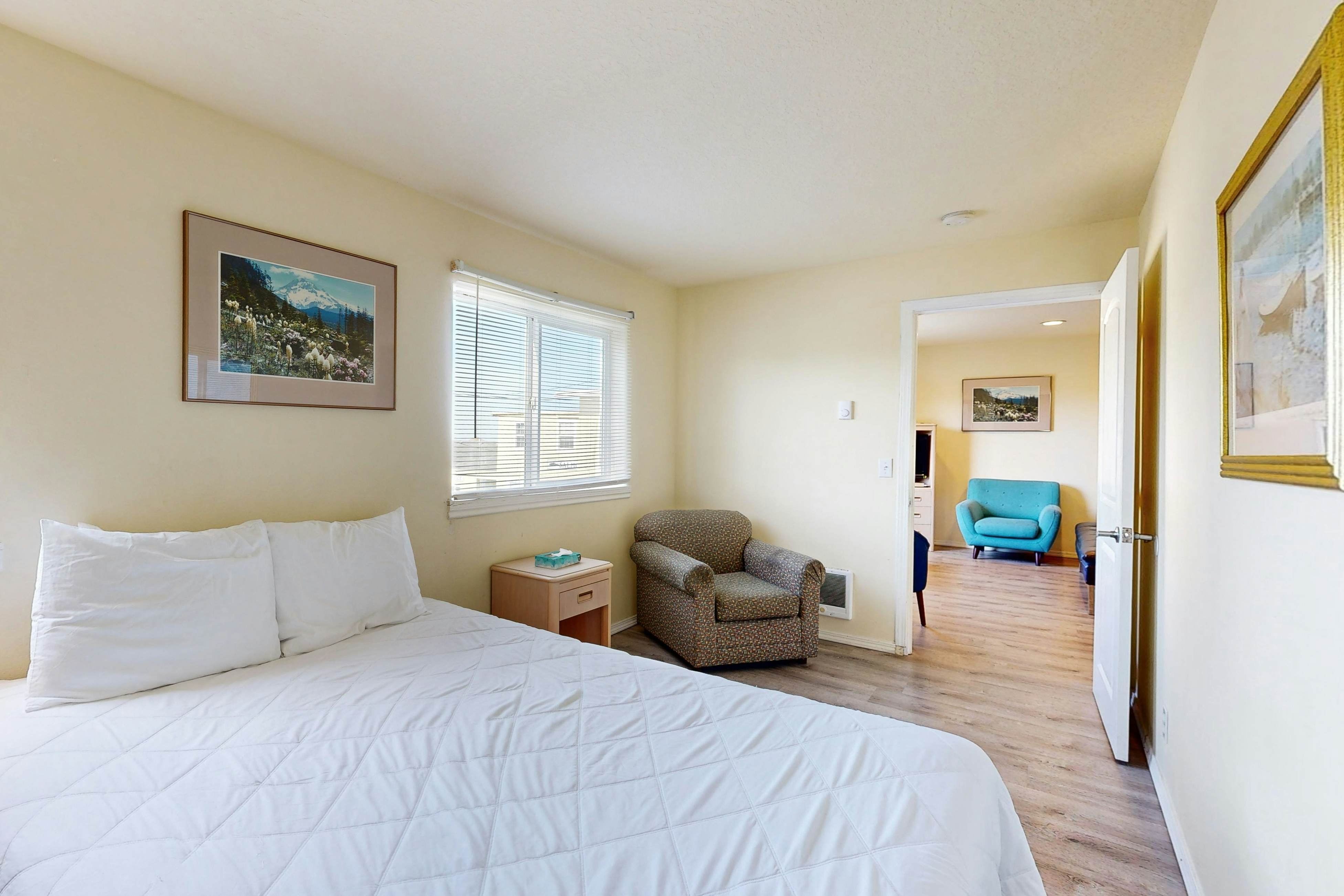 Sandstone Point Condo, Only a Few Blocks to the Beach - Dogs Welcome