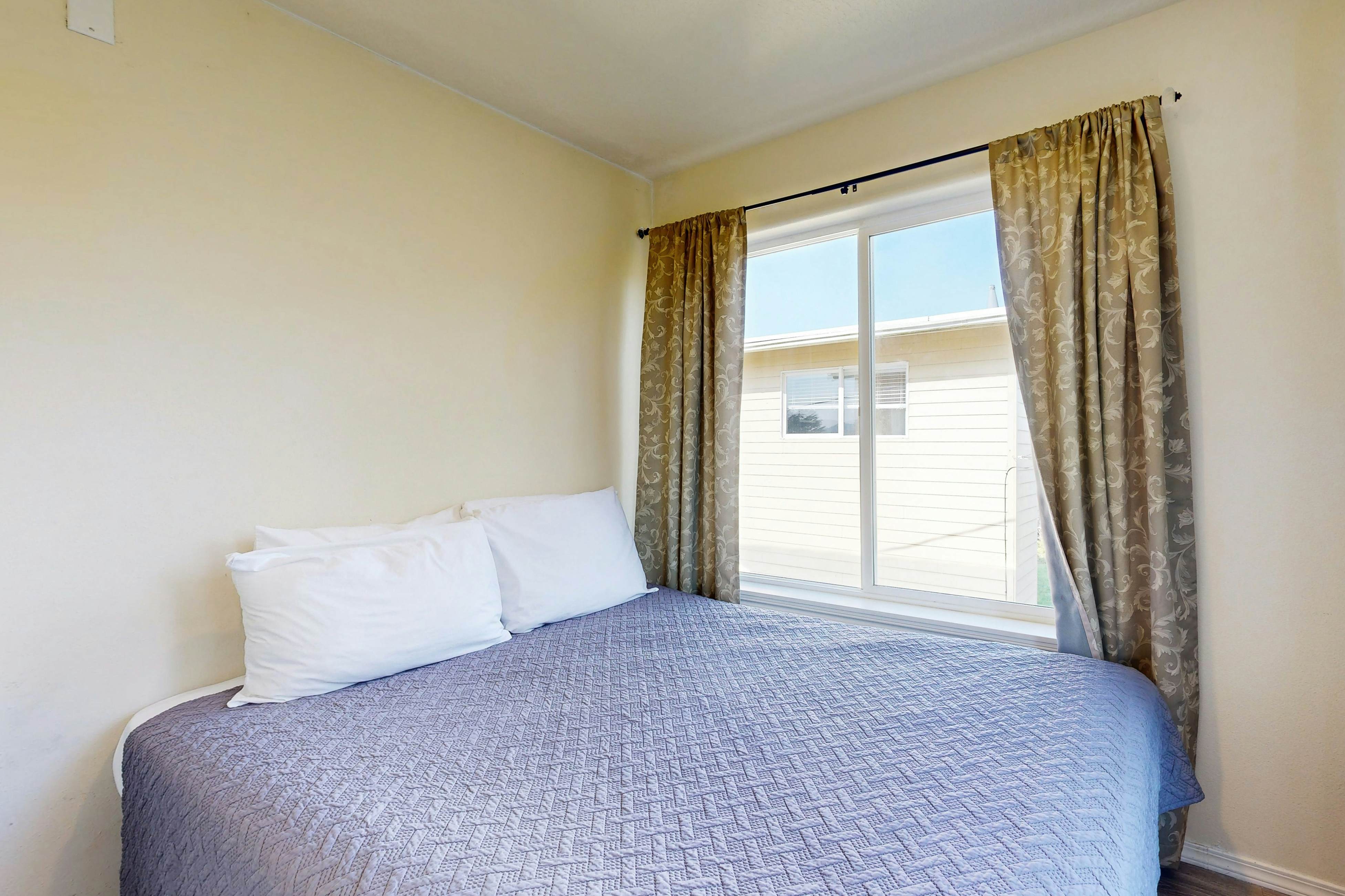 Sandstone Point Condo, Only a Few Blocks to the Beach - Dogs Welcome