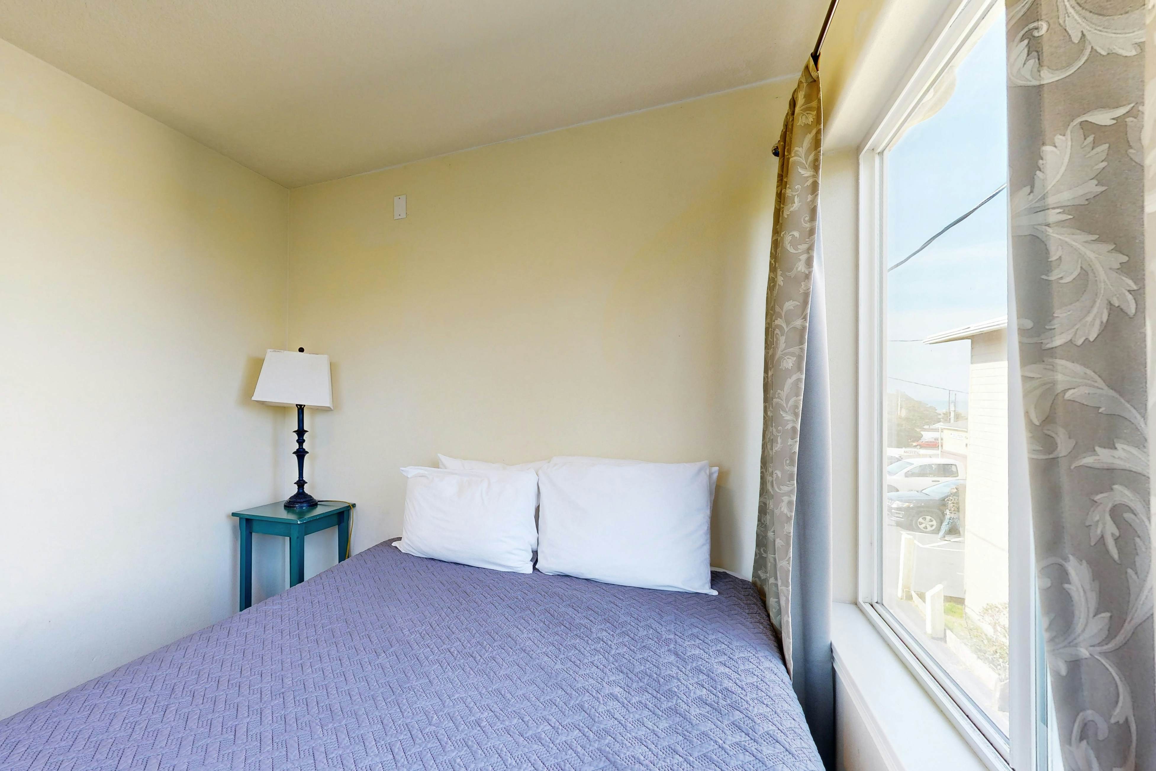 Sandstone Point Condo, Only a Few Blocks to the Beach - Dogs Welcome