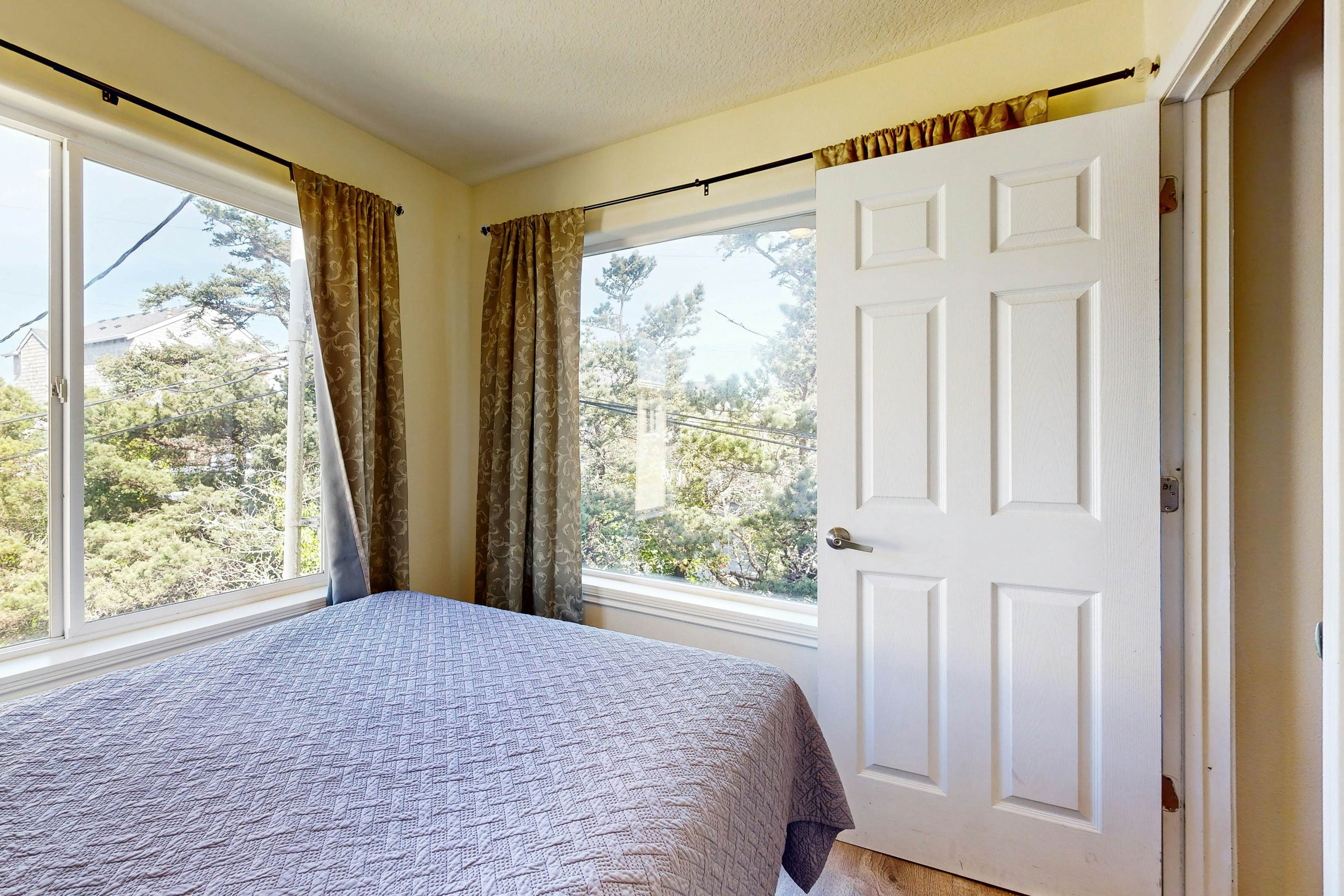 Sandstone Point Condo, Only a Few Blocks to the Beach - Dogs Welcome