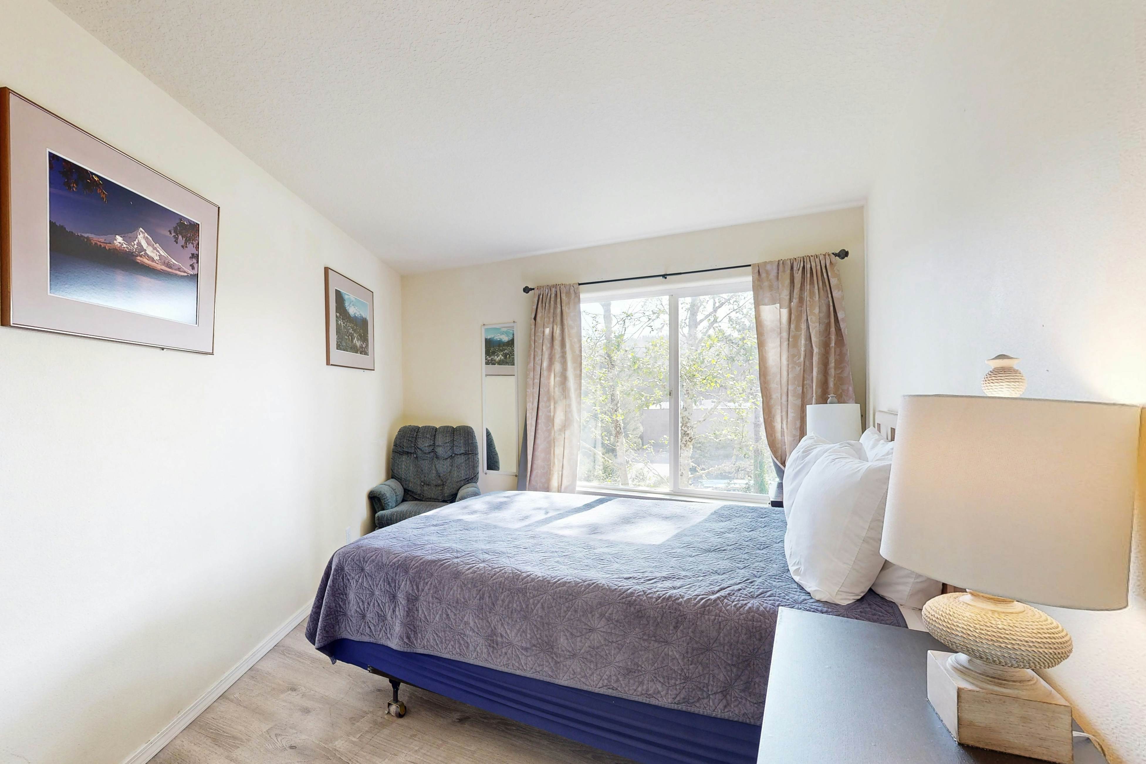 Sandstone Point Condo, Only a Few Blocks to the Beach - Dogs Welcome