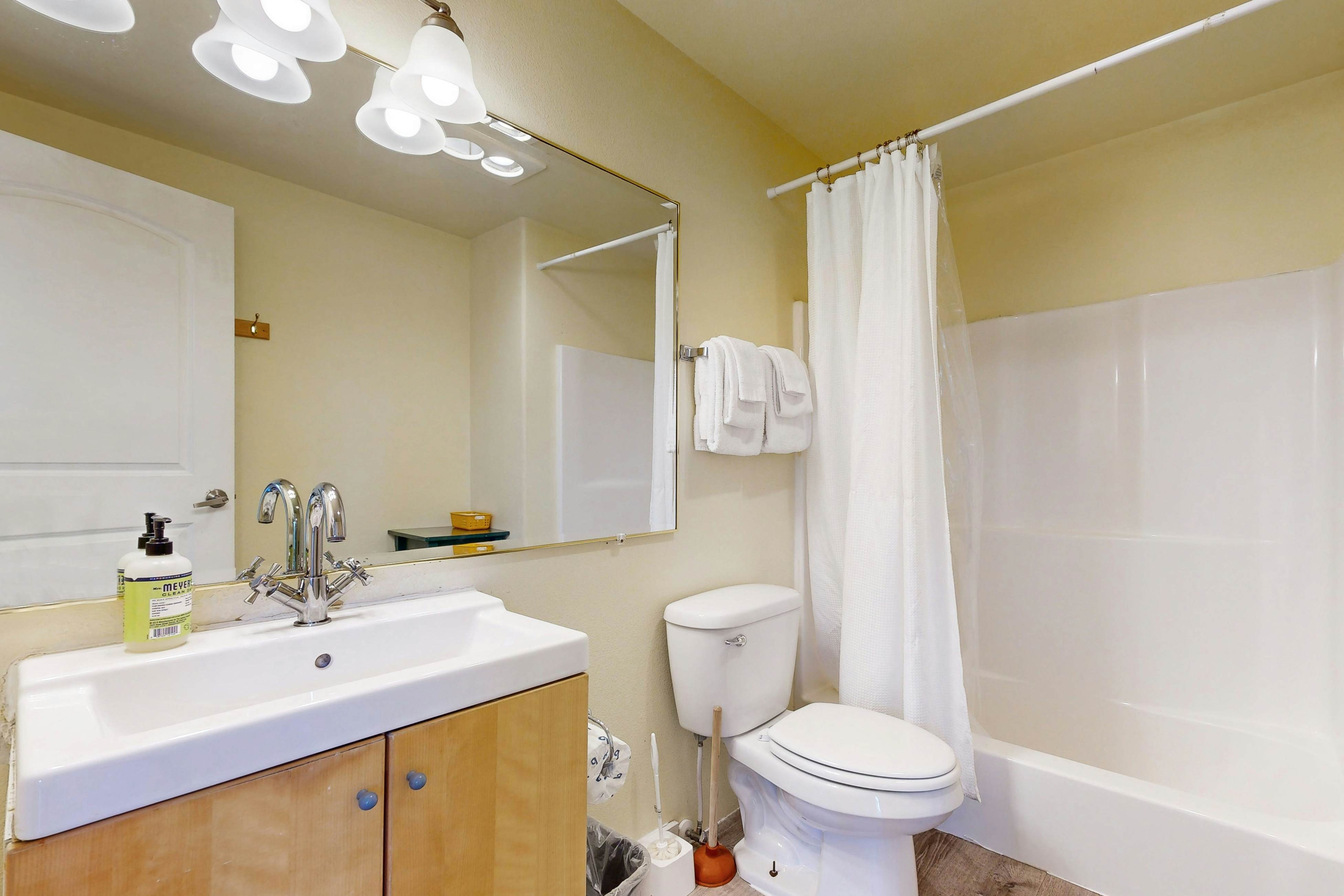 Sandstone Point Condo, Only a Few Blocks to the Beach - Dogs Welcome