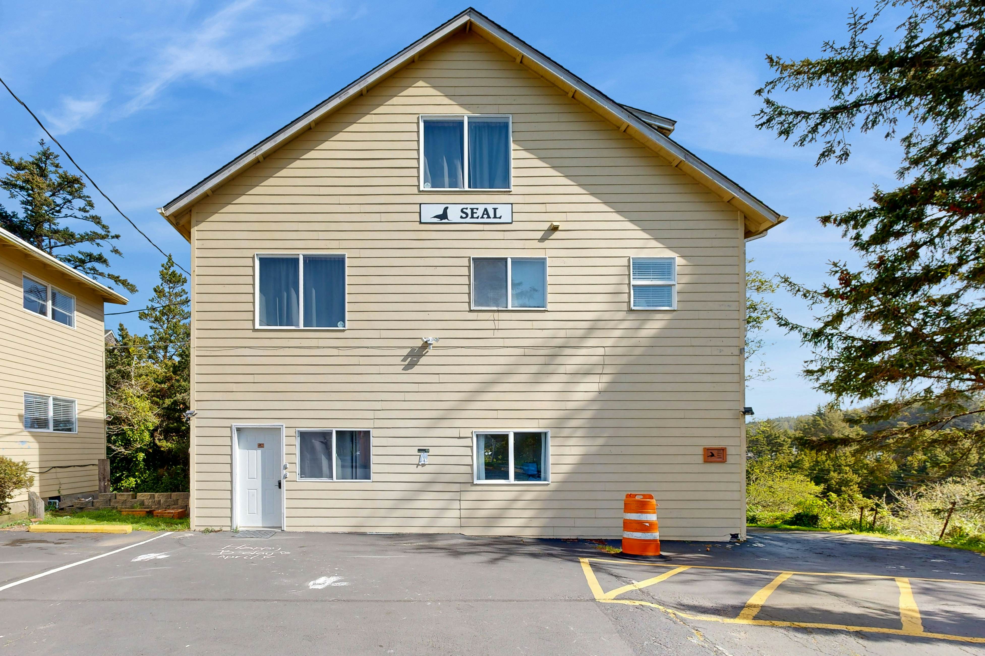 Sandstone Point Condo, Only a Few Blocks to the Beach - Dogs Welcome