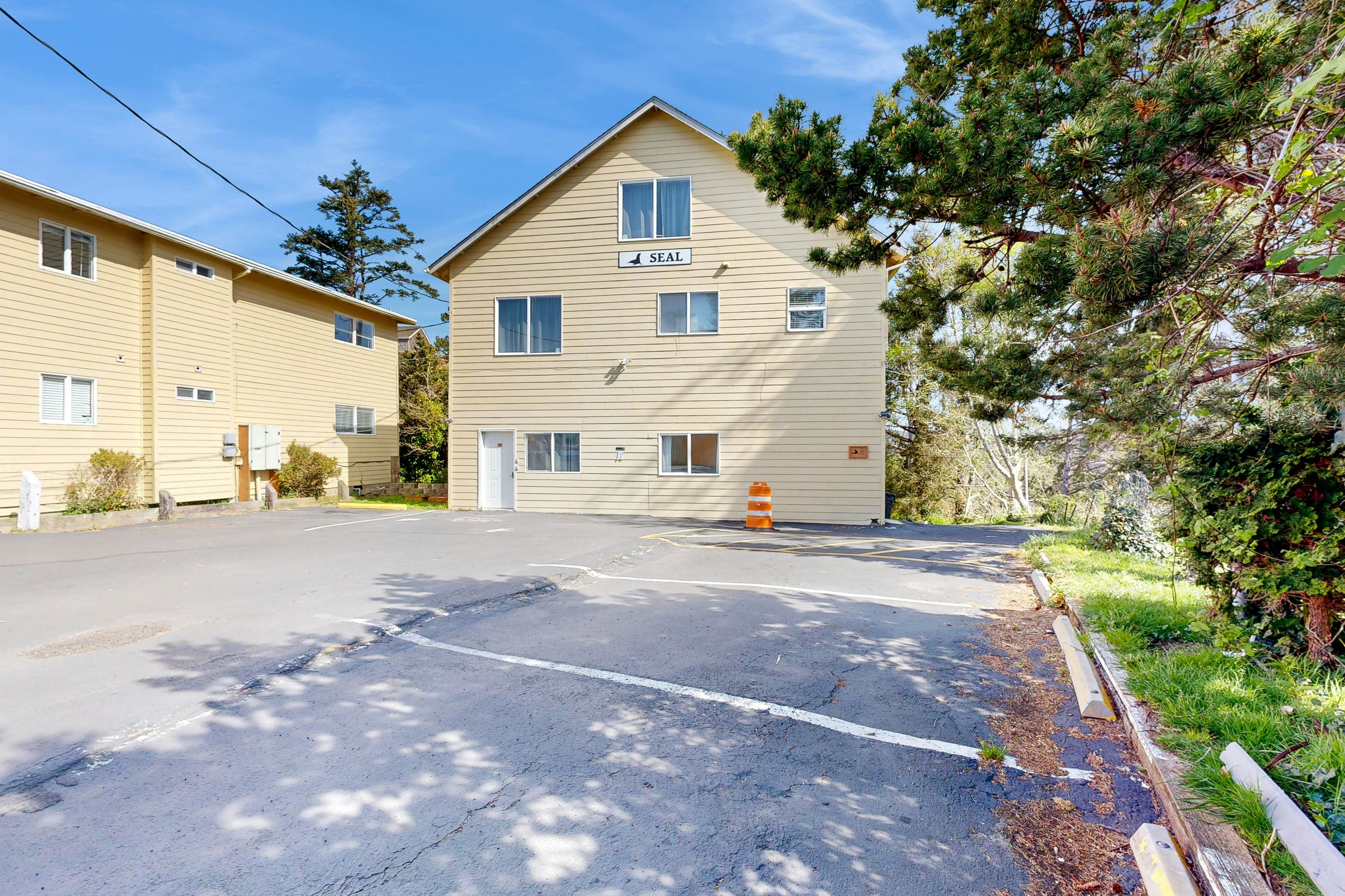 Sandstone Point Condo, Only a Few Blocks to the Beach - Dogs Welcome