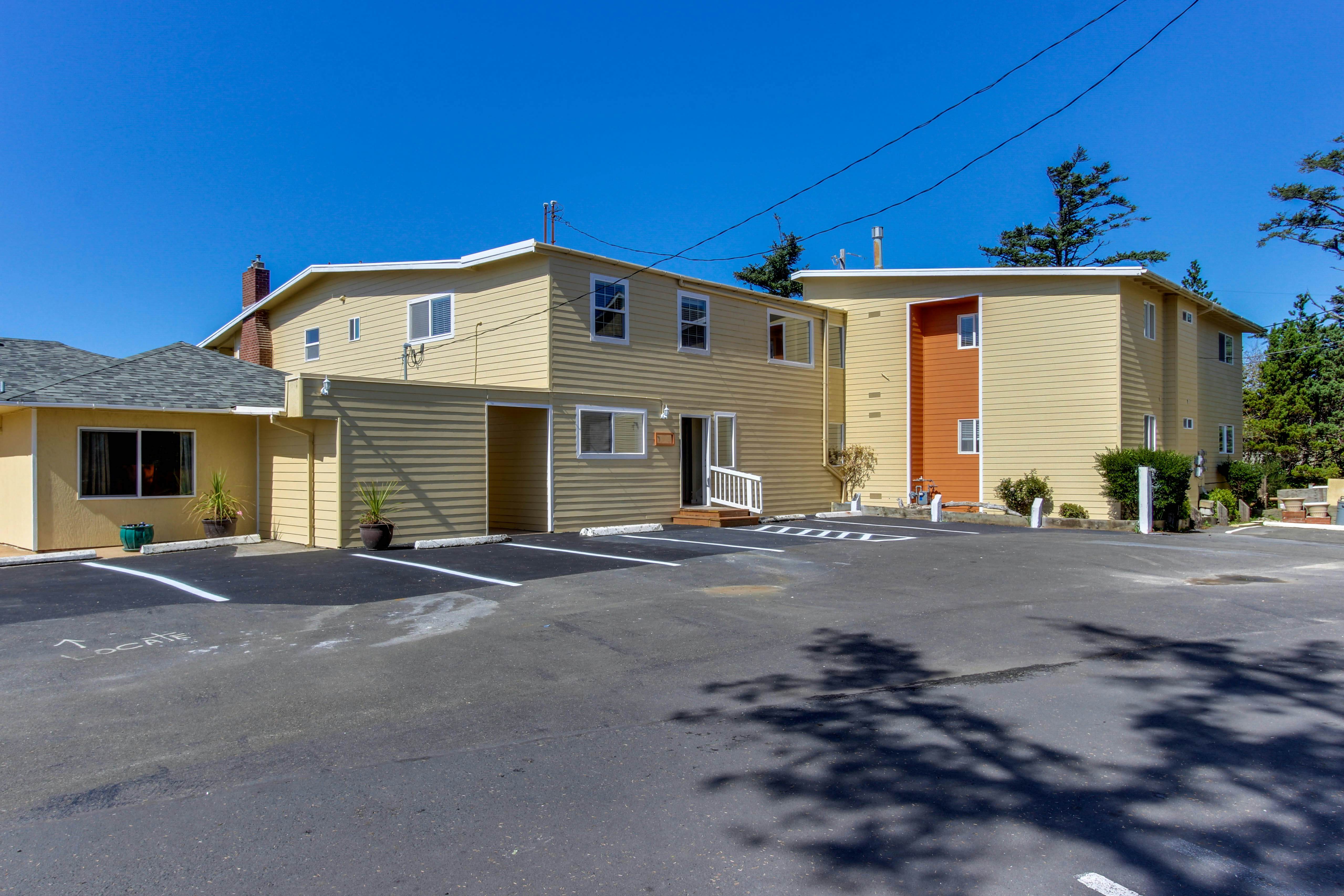 Sandstone Point Condo, Only a Few Blocks to the Beach - Dogs Welcome