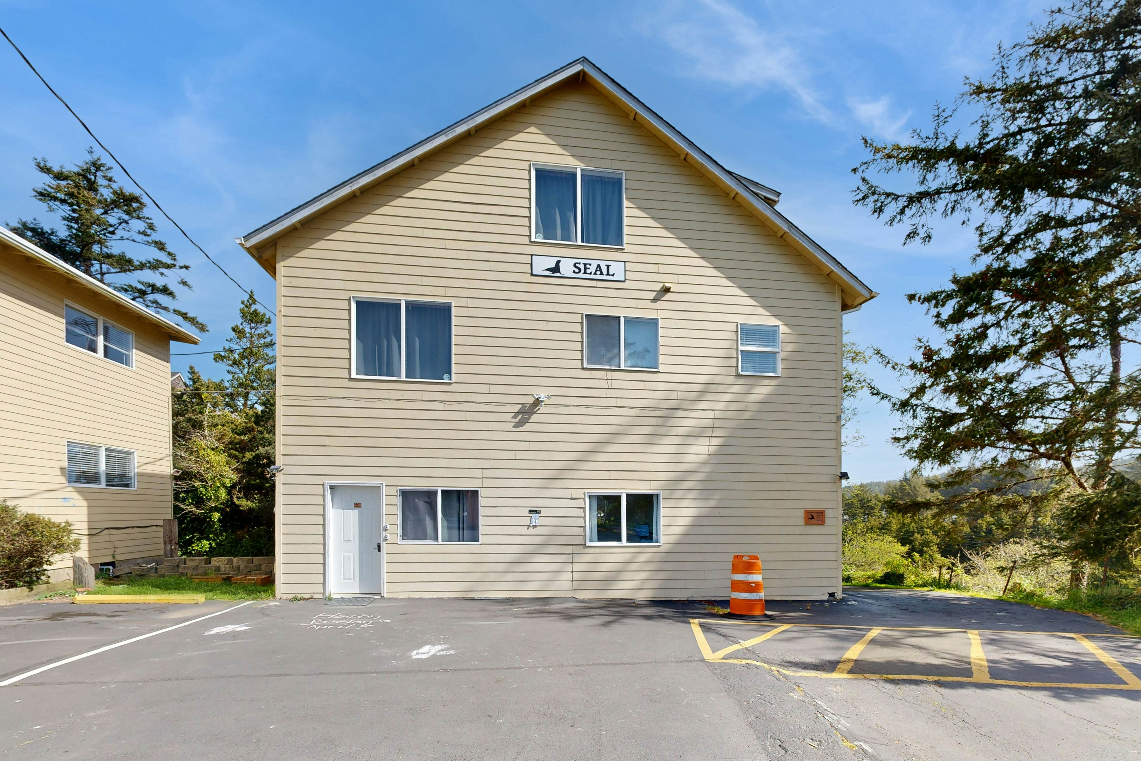 Dog-Friendly Cozy Coastal Condo - Minutes from the Beach