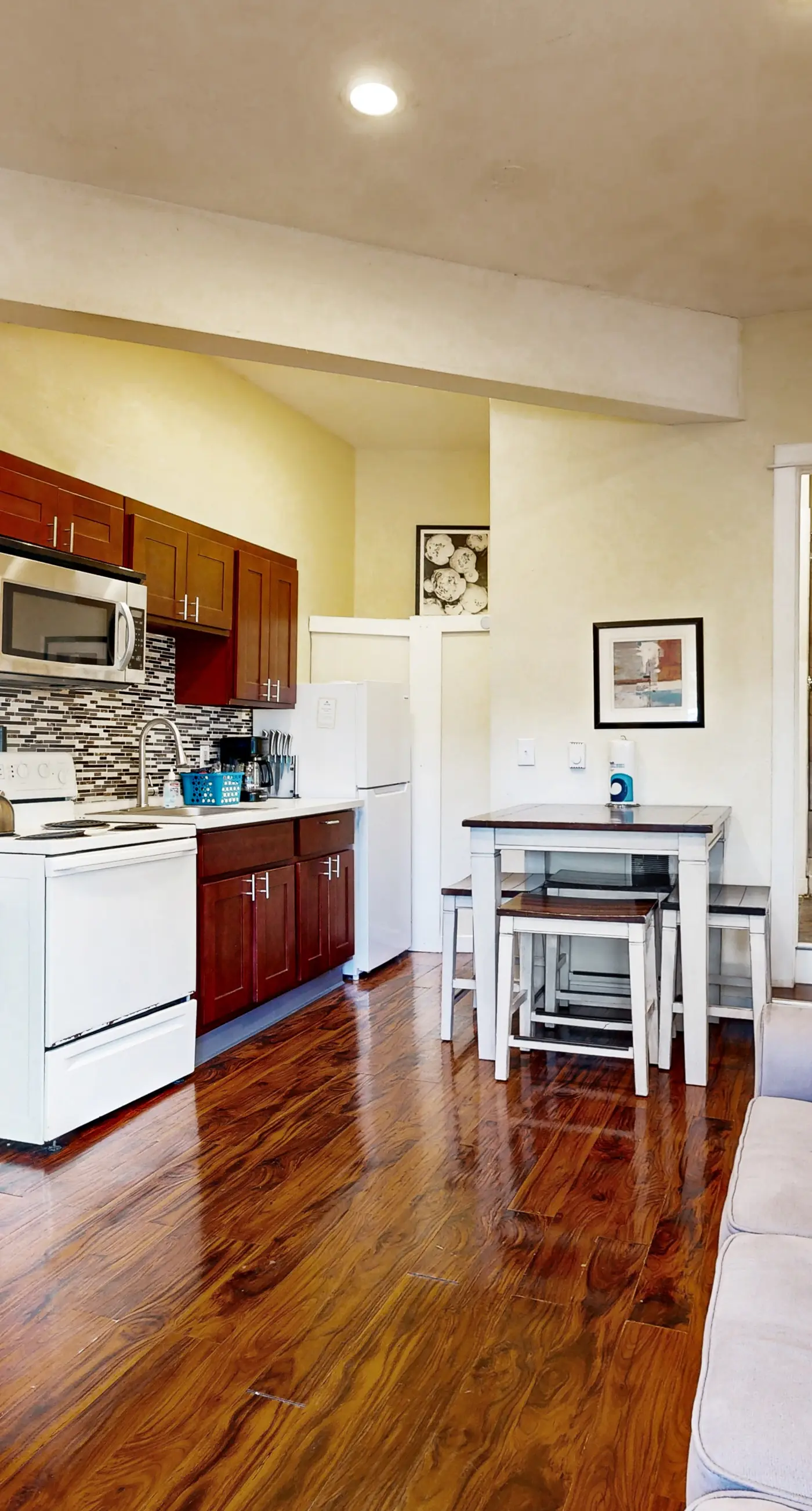 Dog Friendly Cozy Coastal Condo Minutes from the Beach