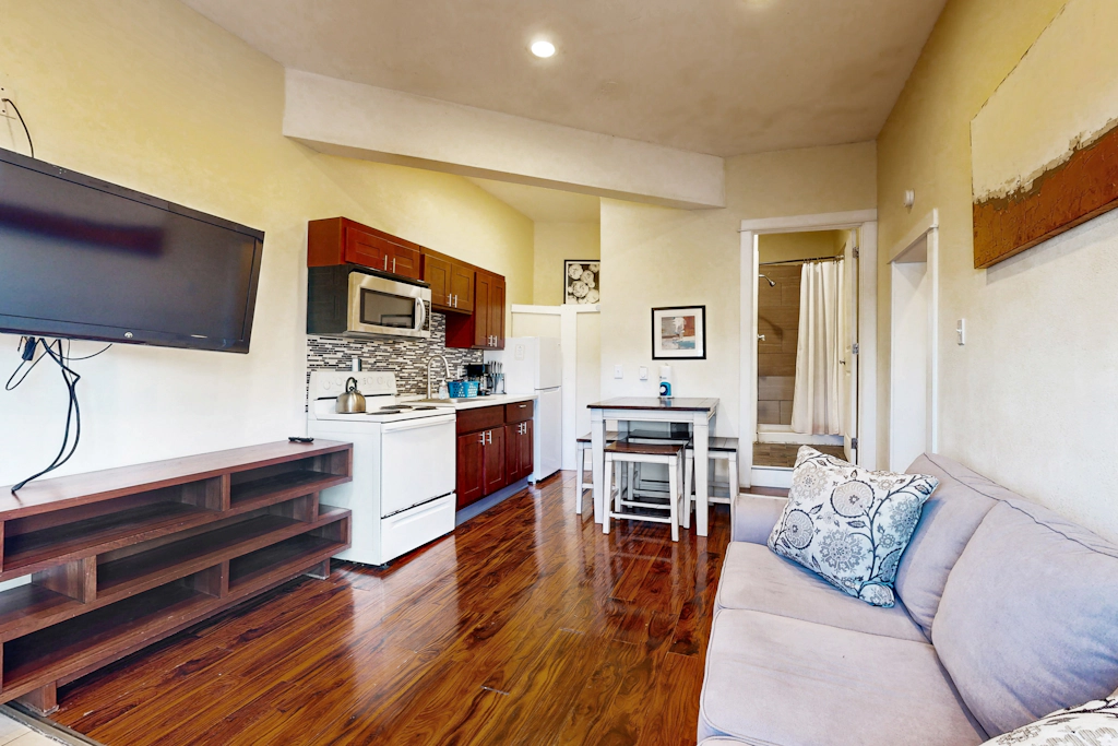 Dog Friendly Cozy Coastal Condo Minutes from the Beach