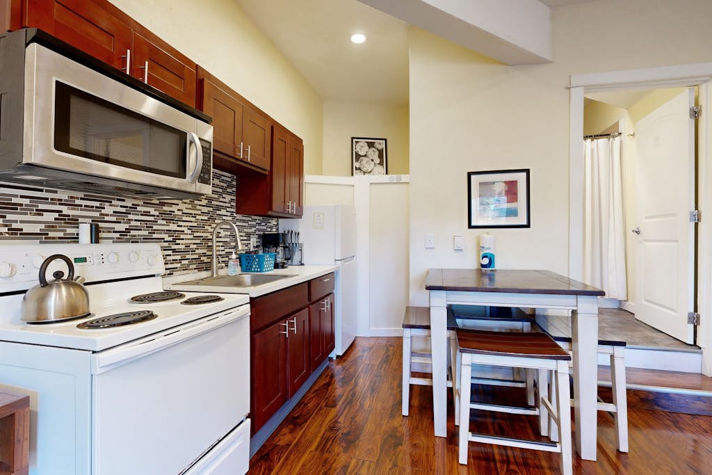 Dog Friendly Cozy Coastal Condo Minutes from the Beach