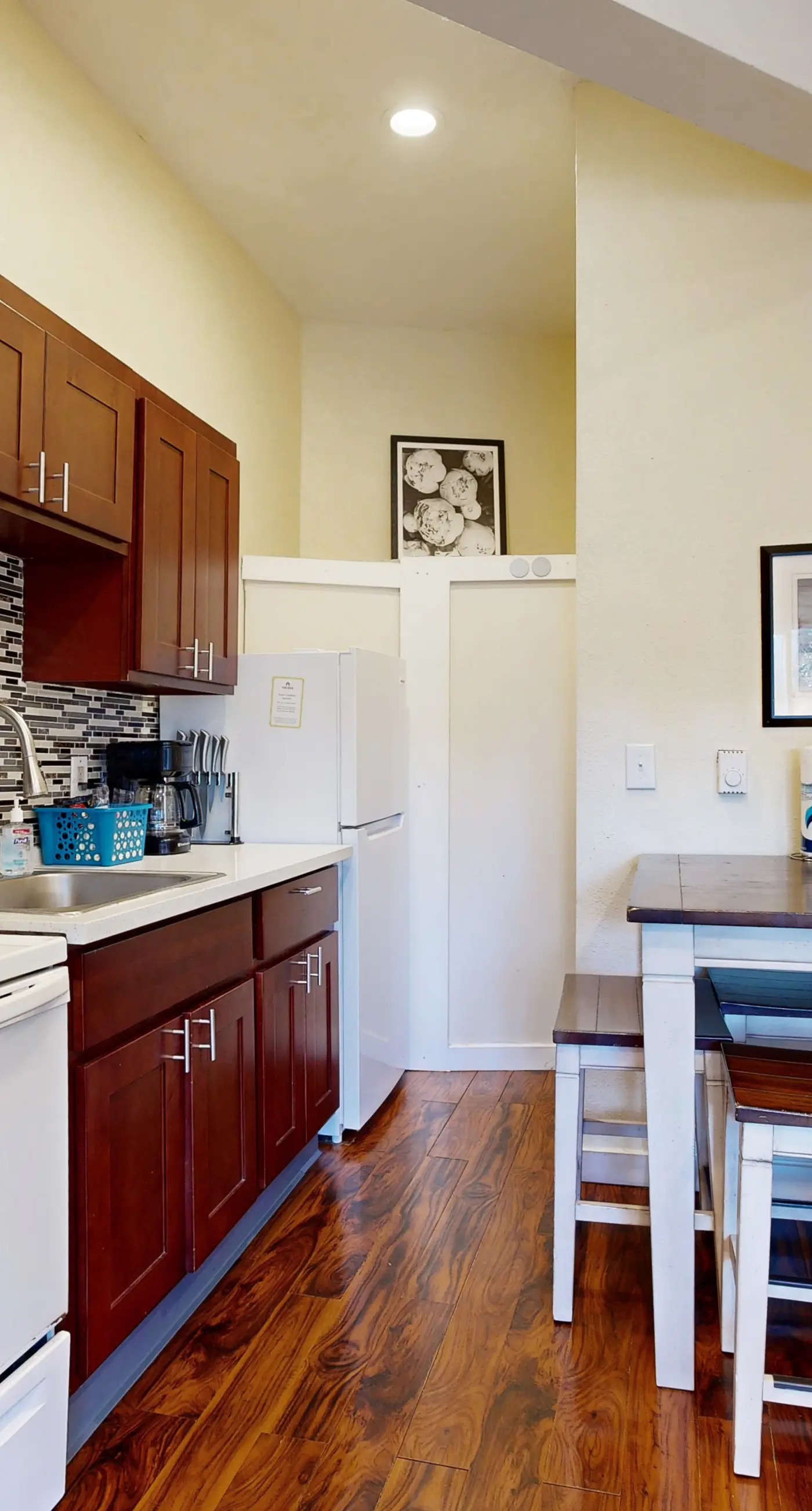 Dog Friendly Cozy Coastal Condo Minutes from the Beach