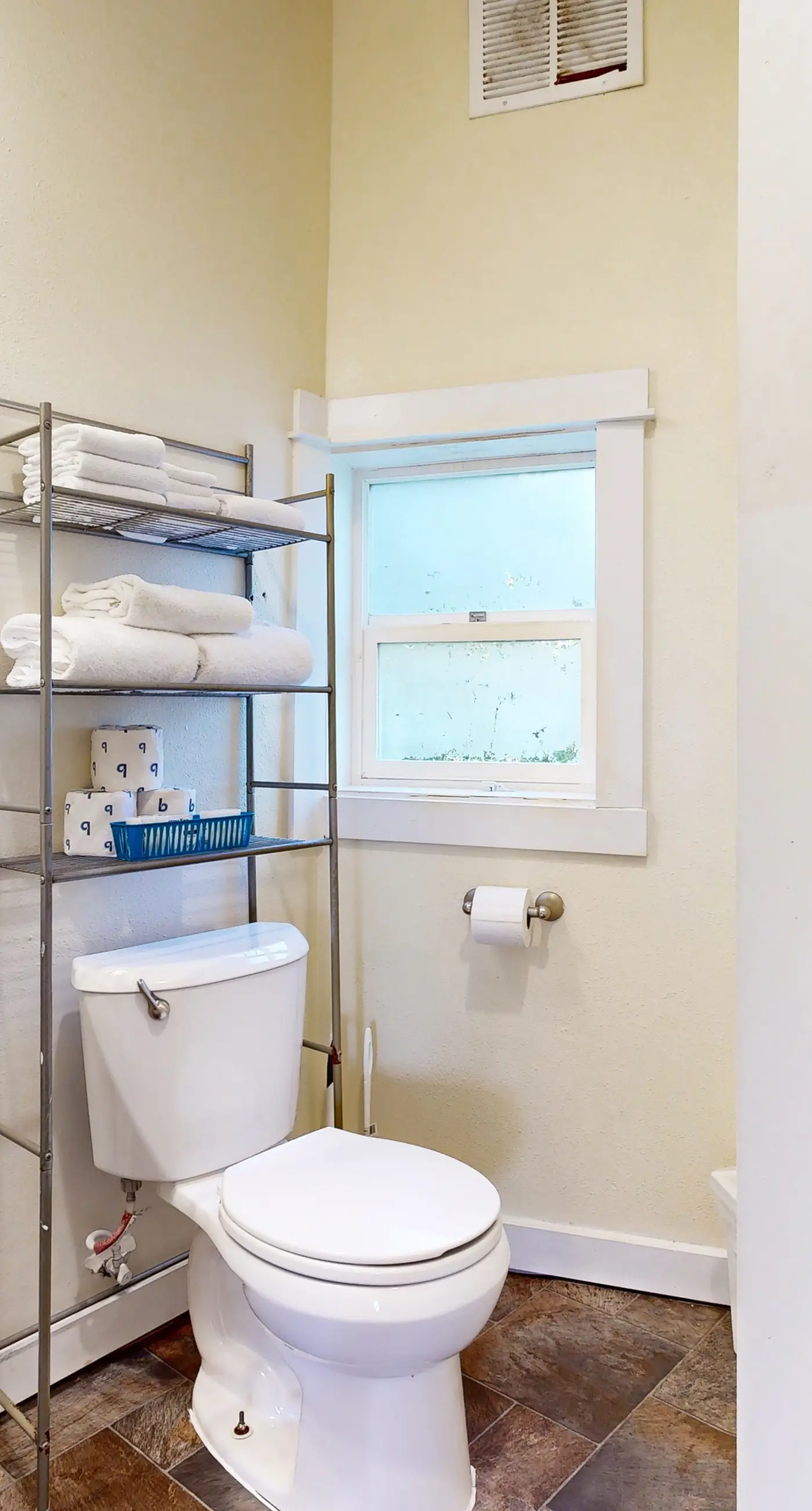 Dog Friendly Cozy Coastal Condo Minutes from the Beach