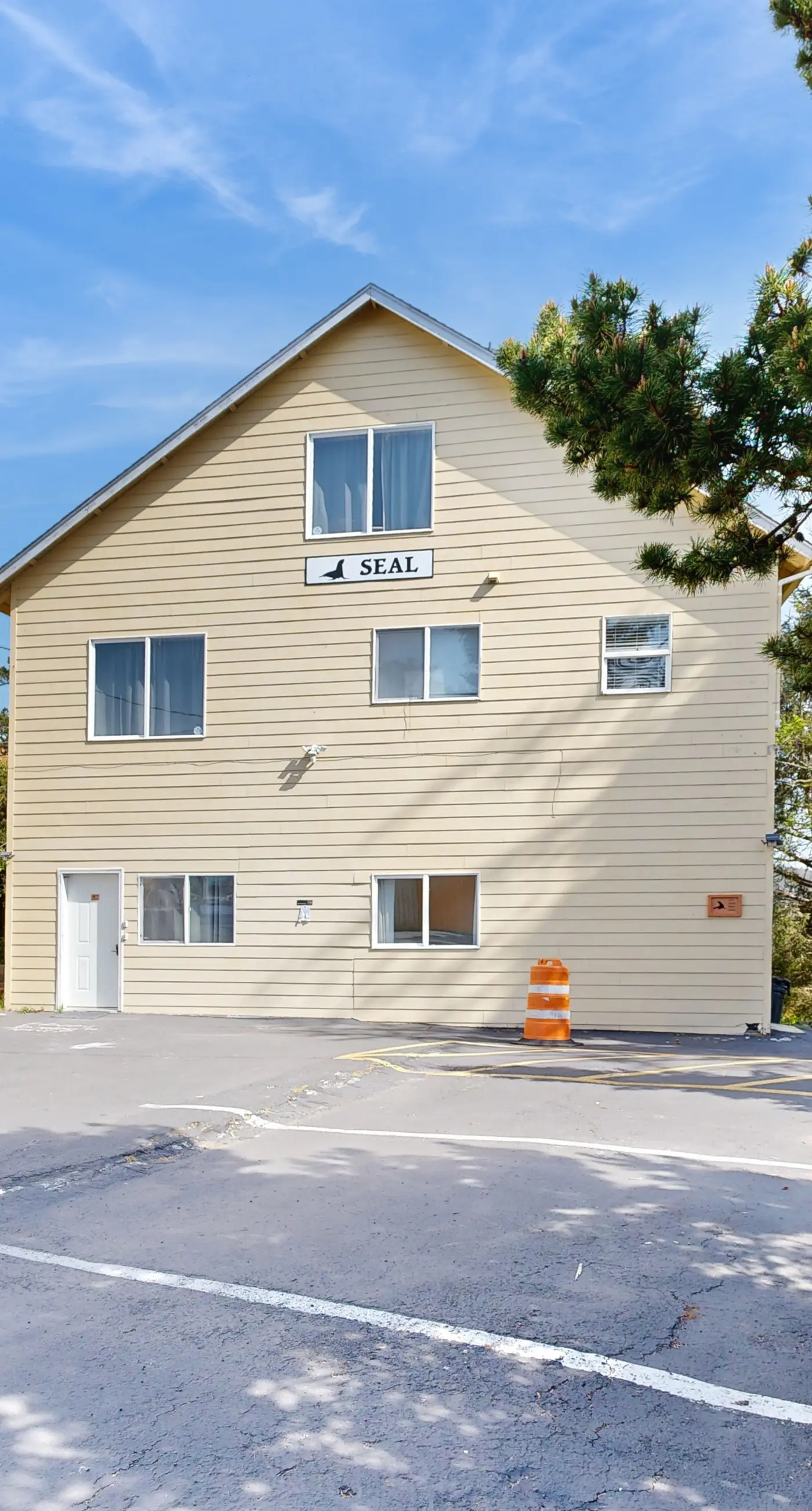 Dog Friendly Cozy Coastal Condo Minutes from the Beach