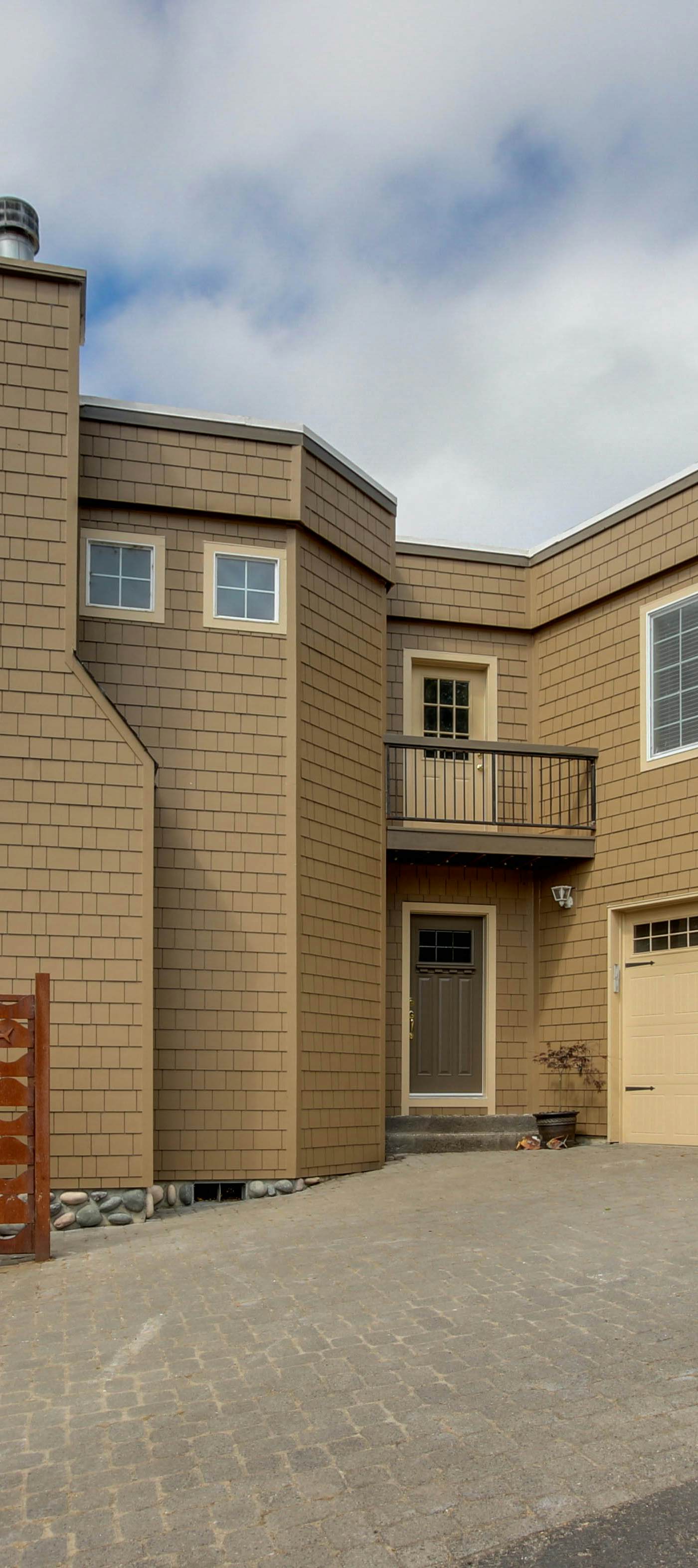 Dog Friendly Lakefront Vacation Home with Stunning Views and Spacious Deck