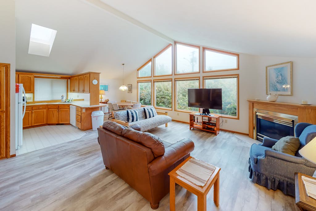 Cozy dog friendly getaway one block from beach with fireplace and