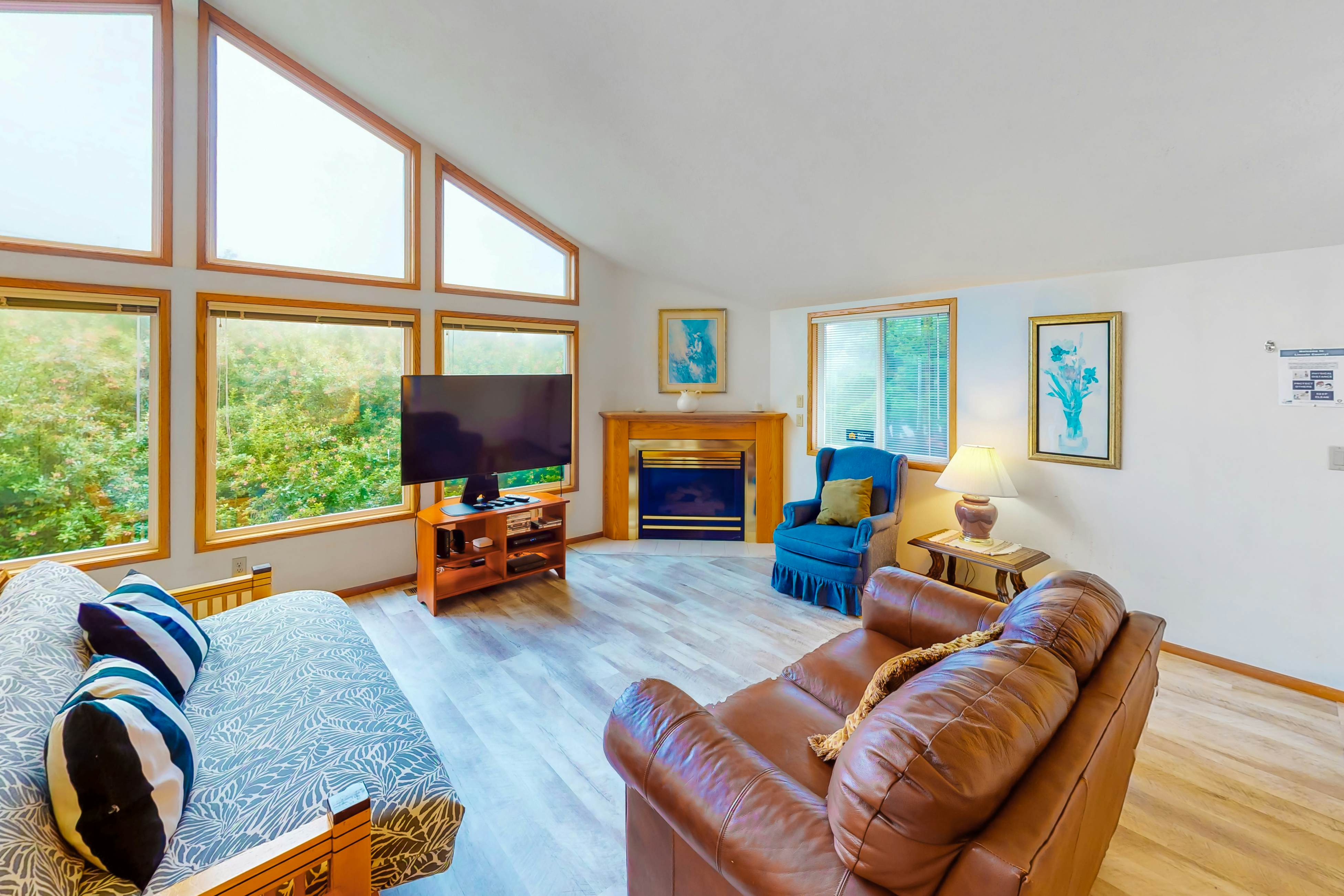 Cozy, dog-friendly getaway one block from beach with fireplace and gas grill