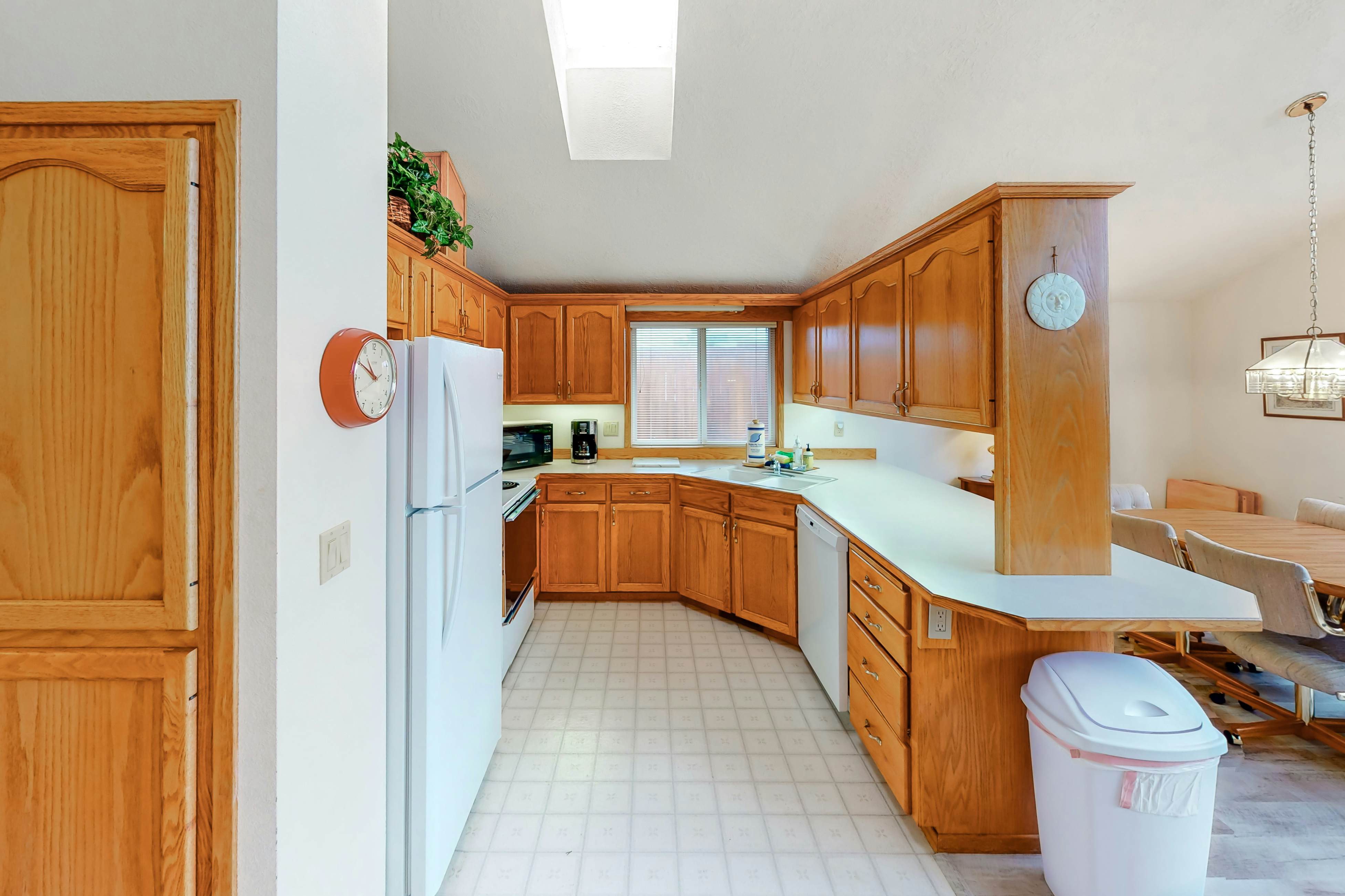 Cozy, dog-friendly getaway one block from beach with fireplace and gas grill