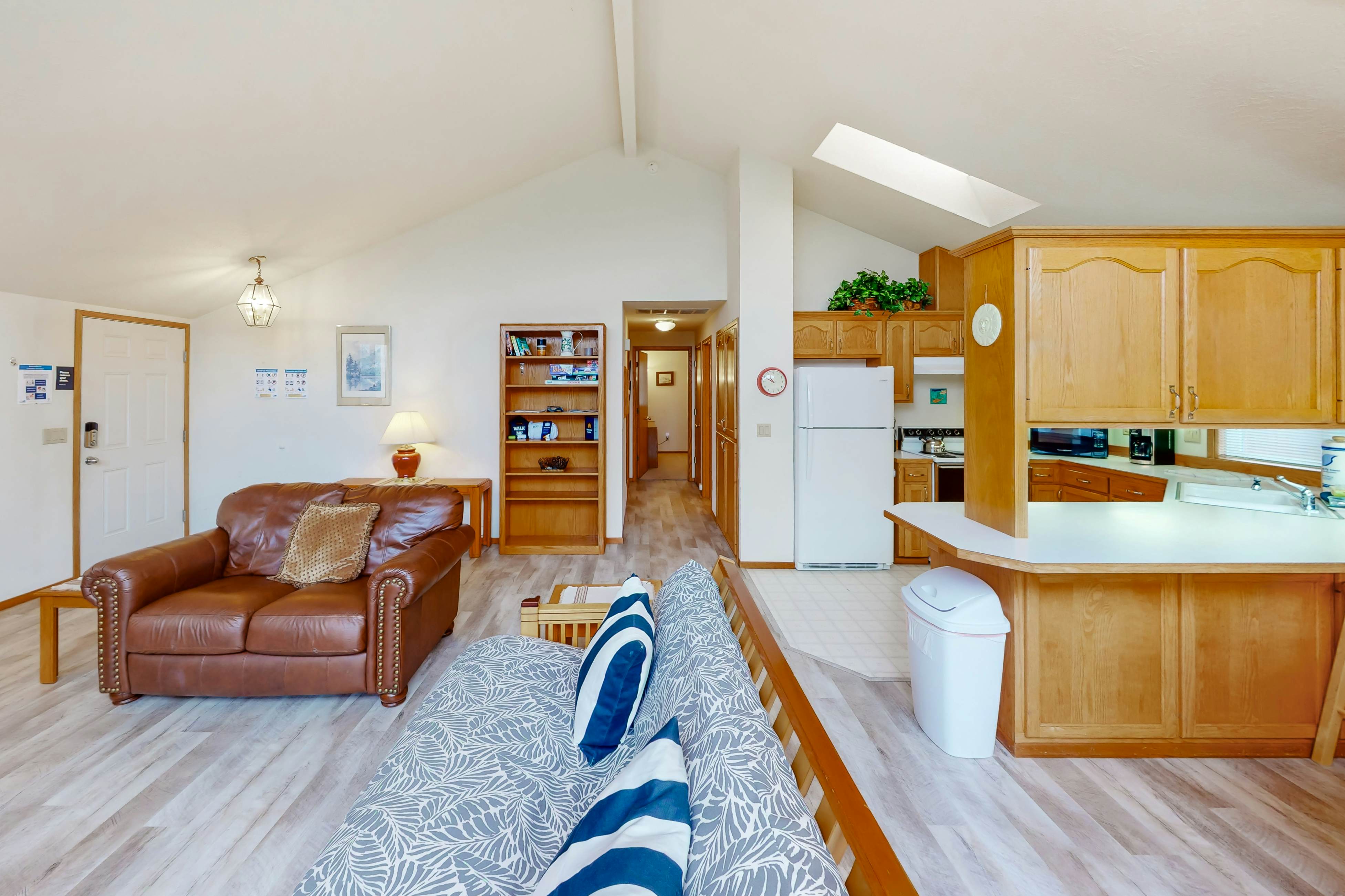 Cozy, dog-friendly getaway one block from beach with fireplace and gas grill