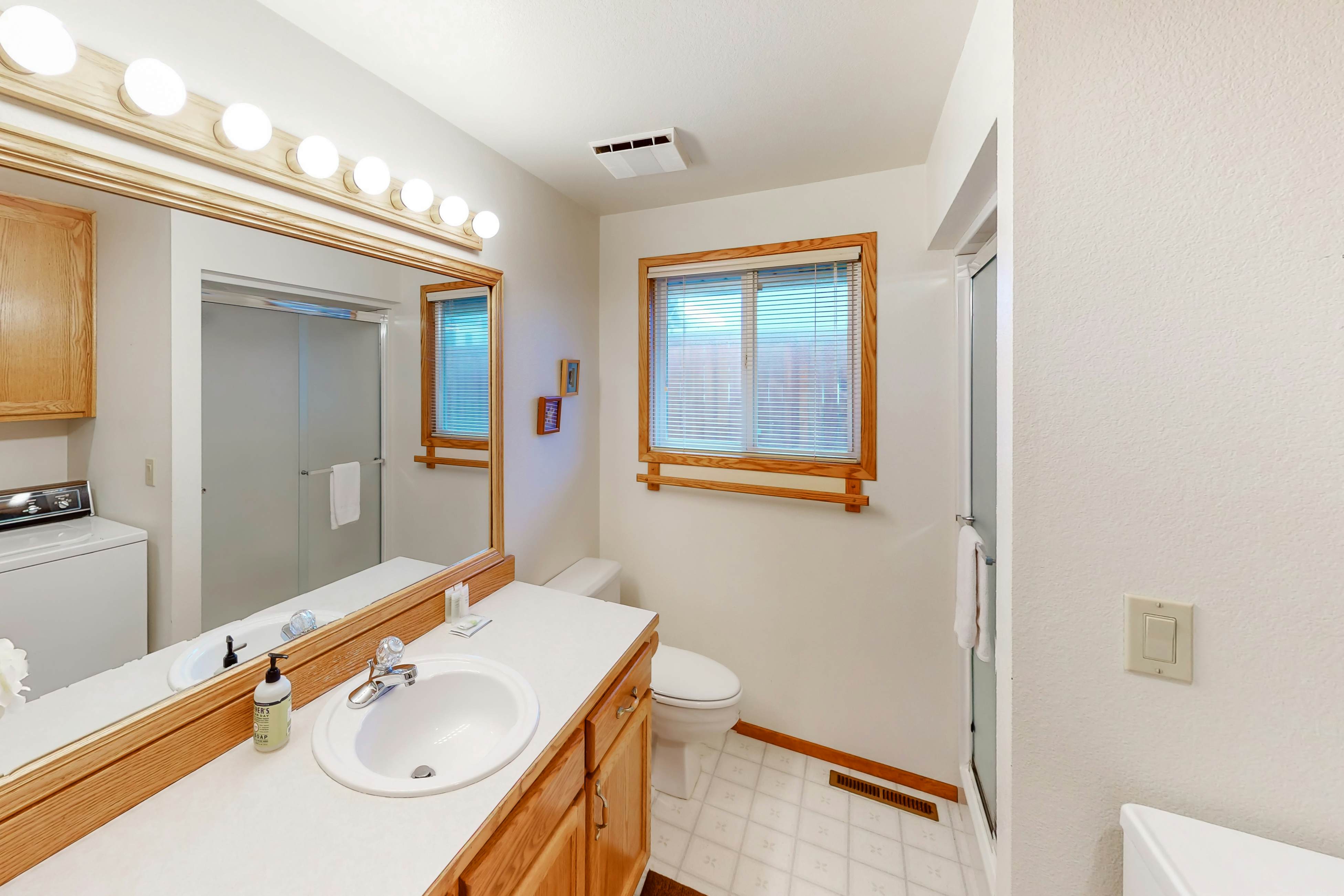 Cozy, dog-friendly getaway one block from beach with fireplace and gas grill