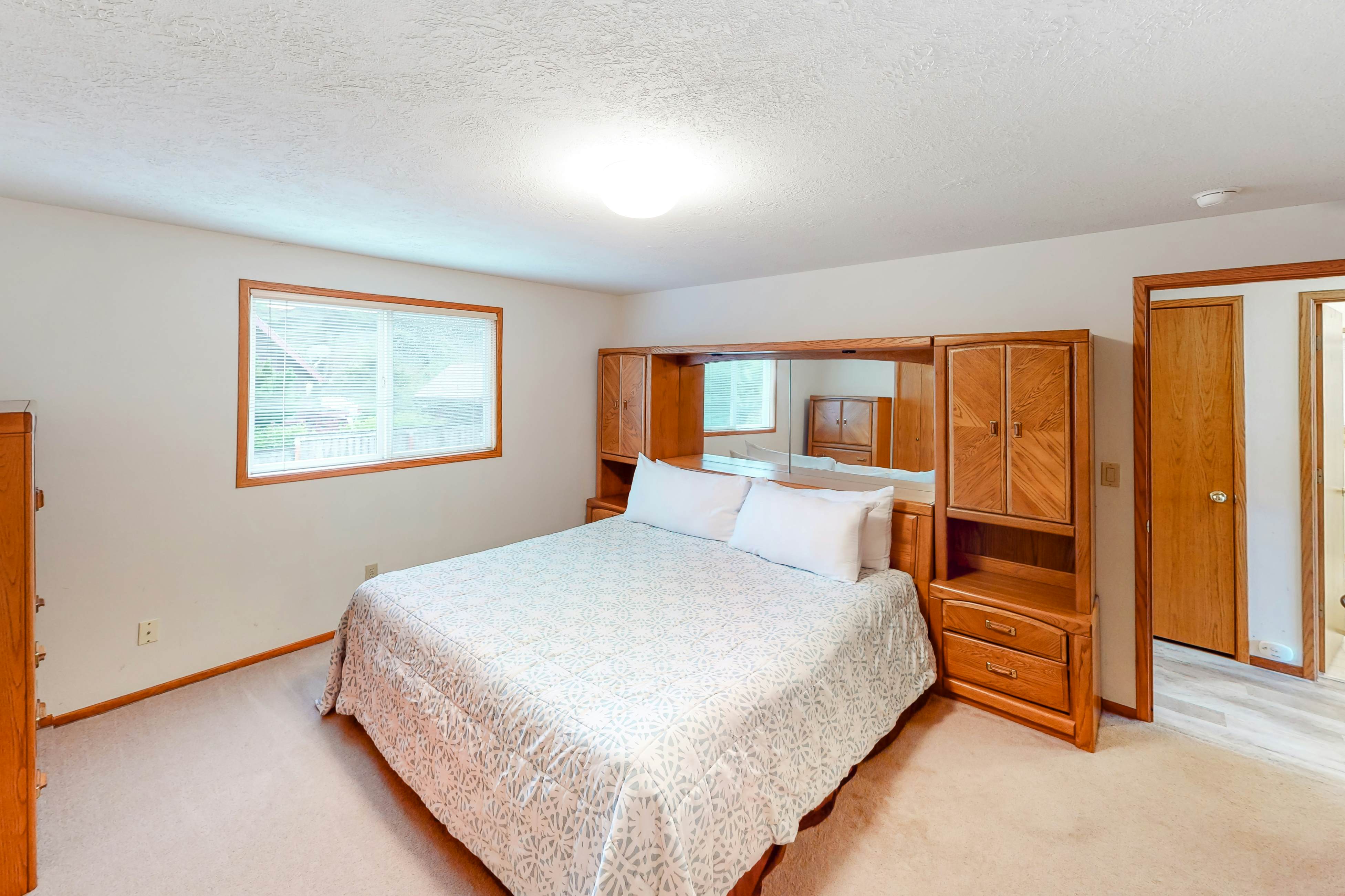 Cozy, dog-friendly getaway one block from beach with fireplace and gas grill