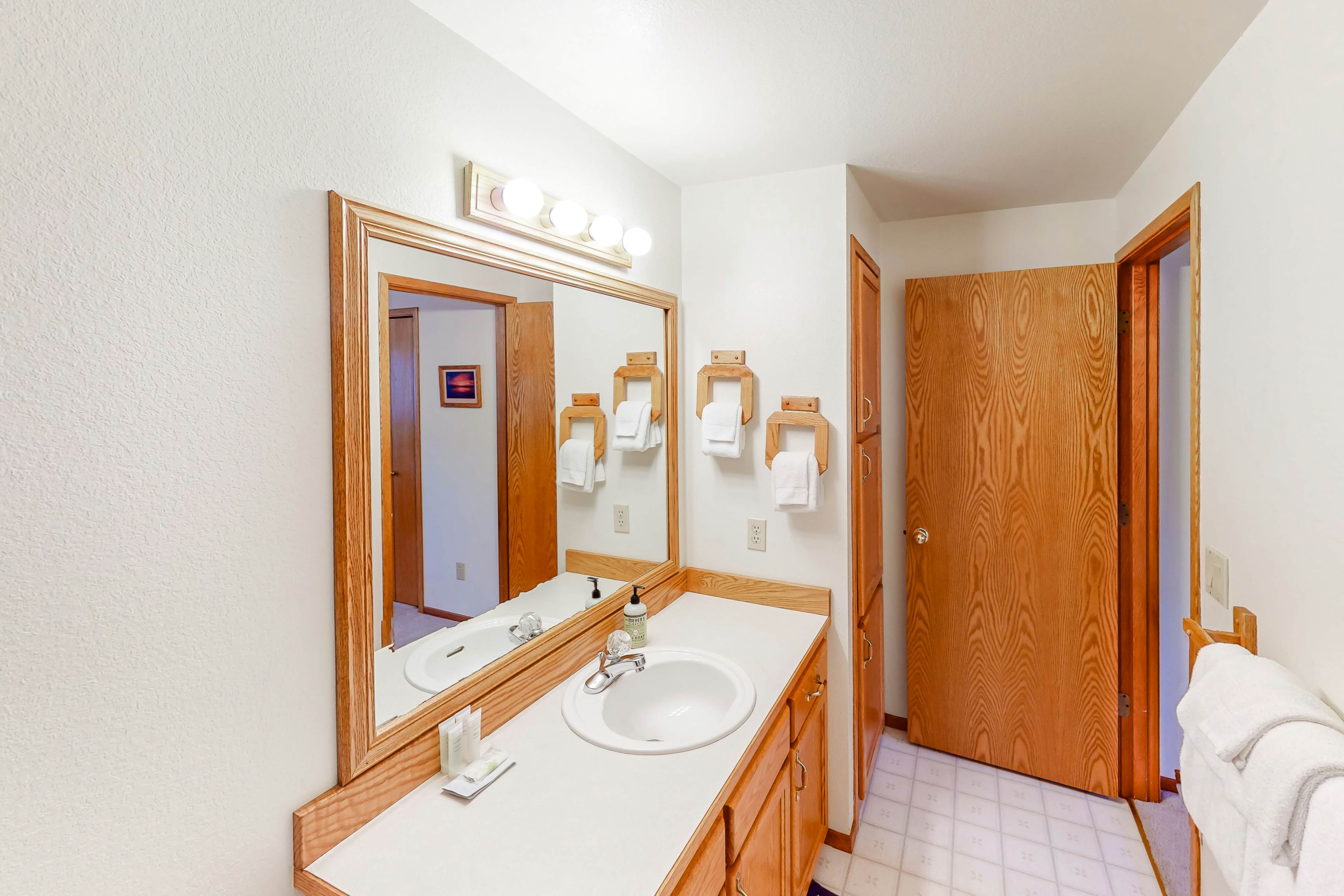 Cozy, dog-friendly getaway one block from beach with fireplace and gas grill