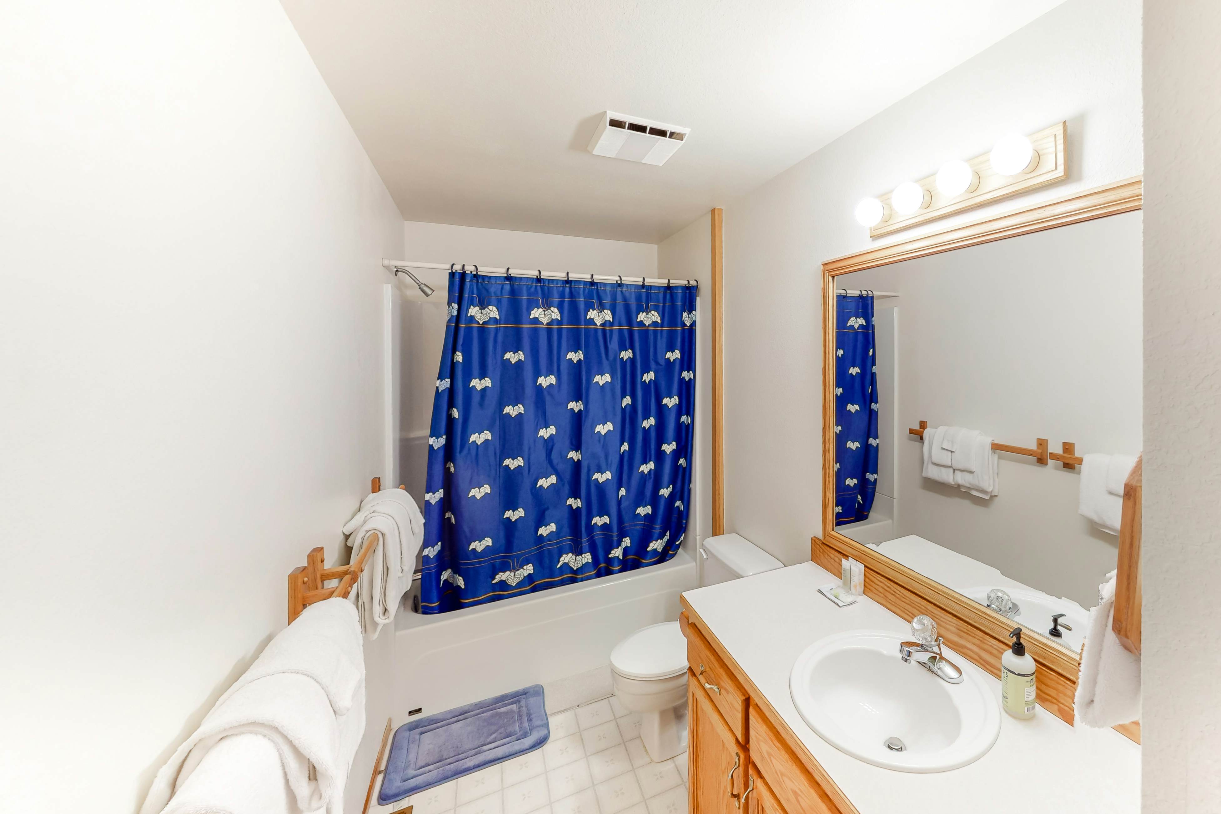 Cozy, dog-friendly getaway one block from beach with fireplace and gas grill