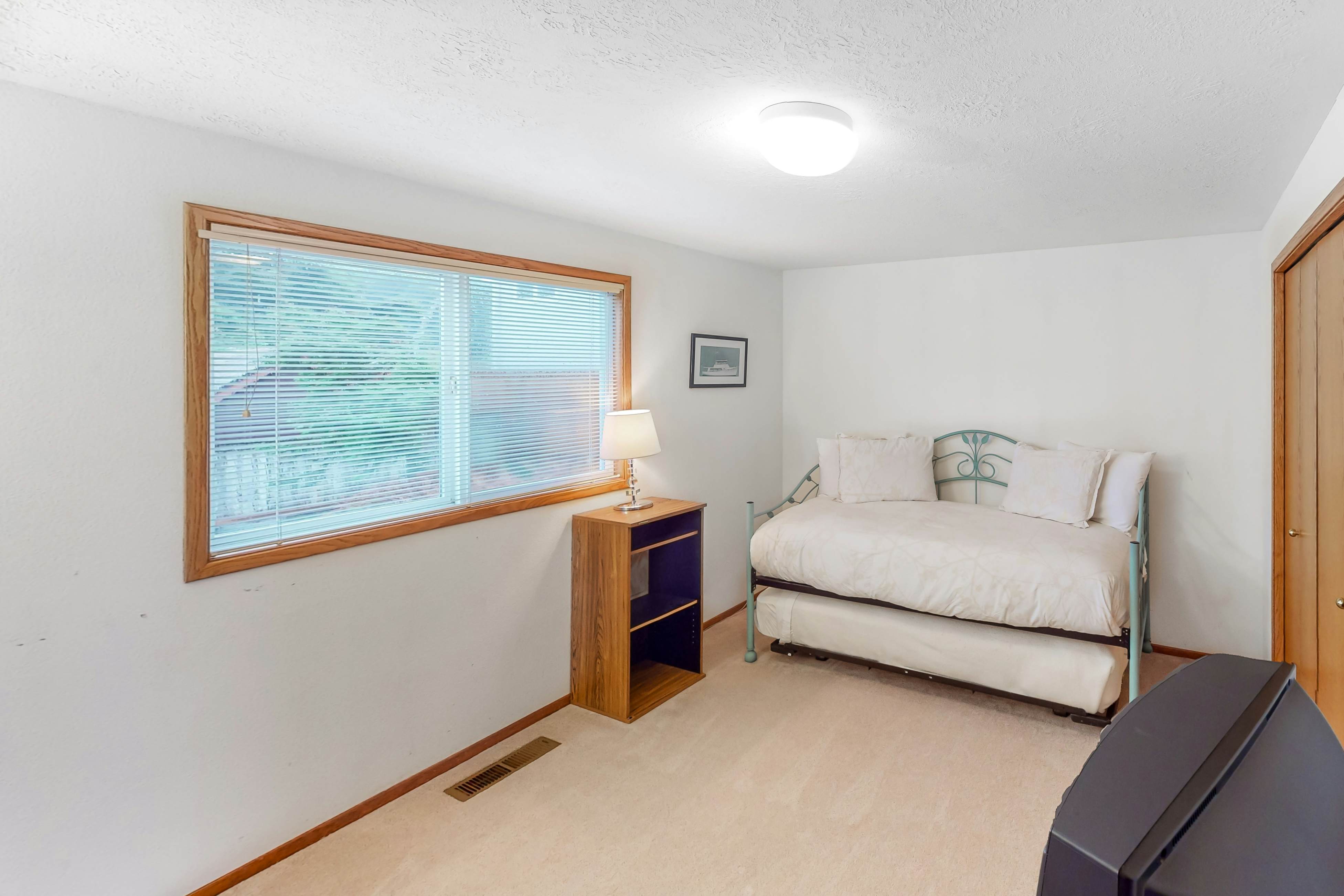 Cozy, dog-friendly getaway one block from beach with fireplace and gas grill