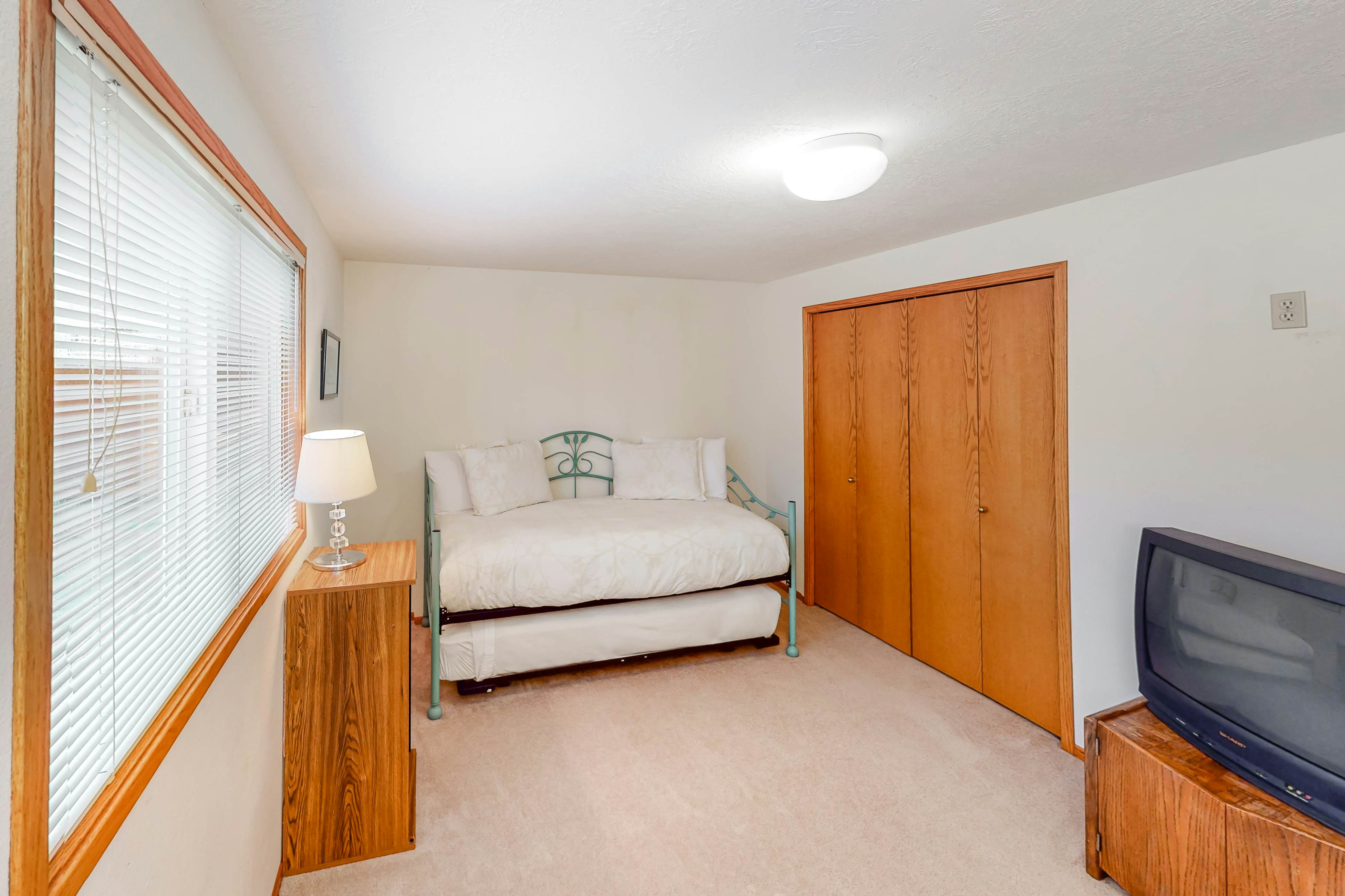 Cozy, dog-friendly getaway one block from beach with fireplace and gas grill