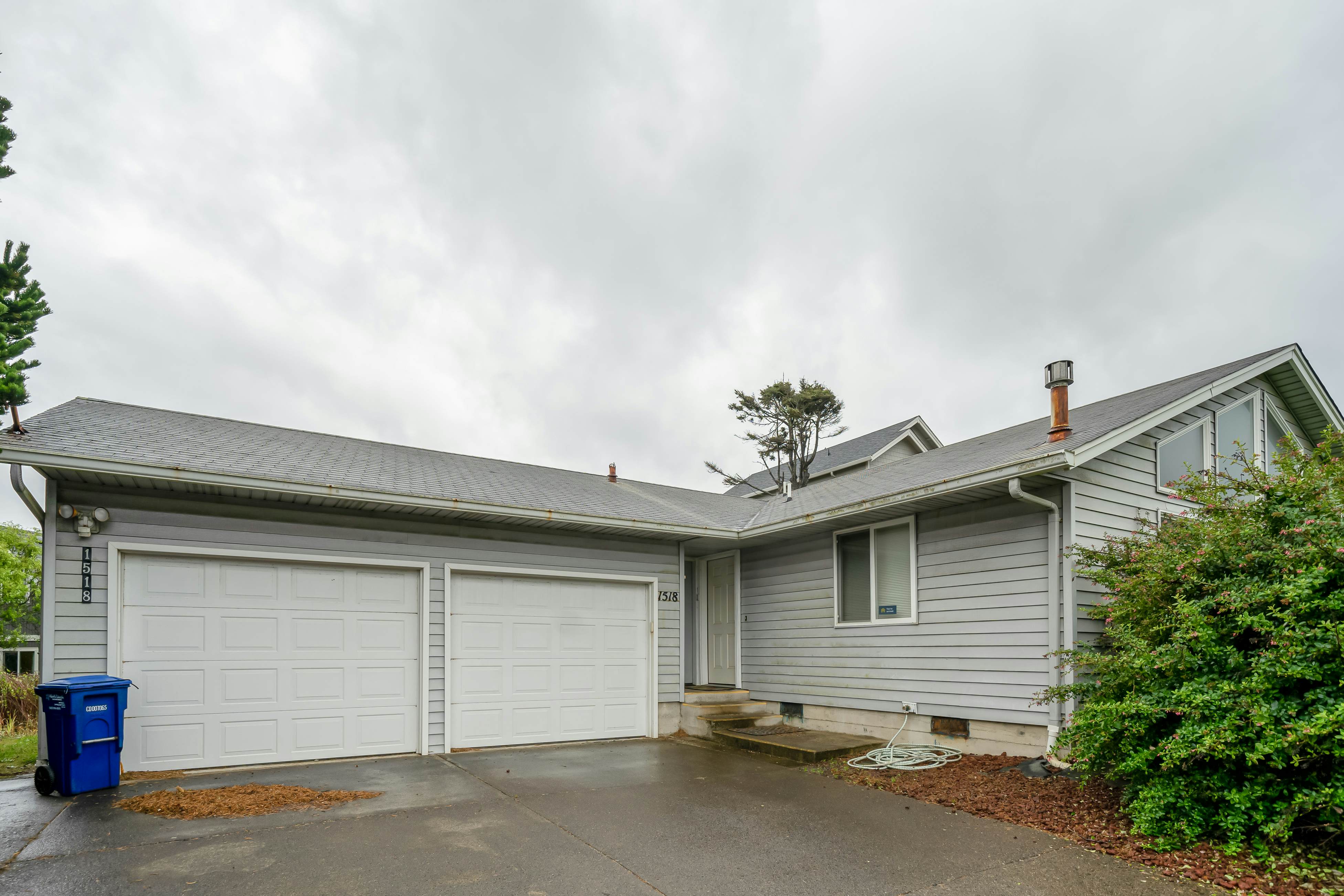 Cozy, dog-friendly getaway one block from beach with fireplace and gas grill