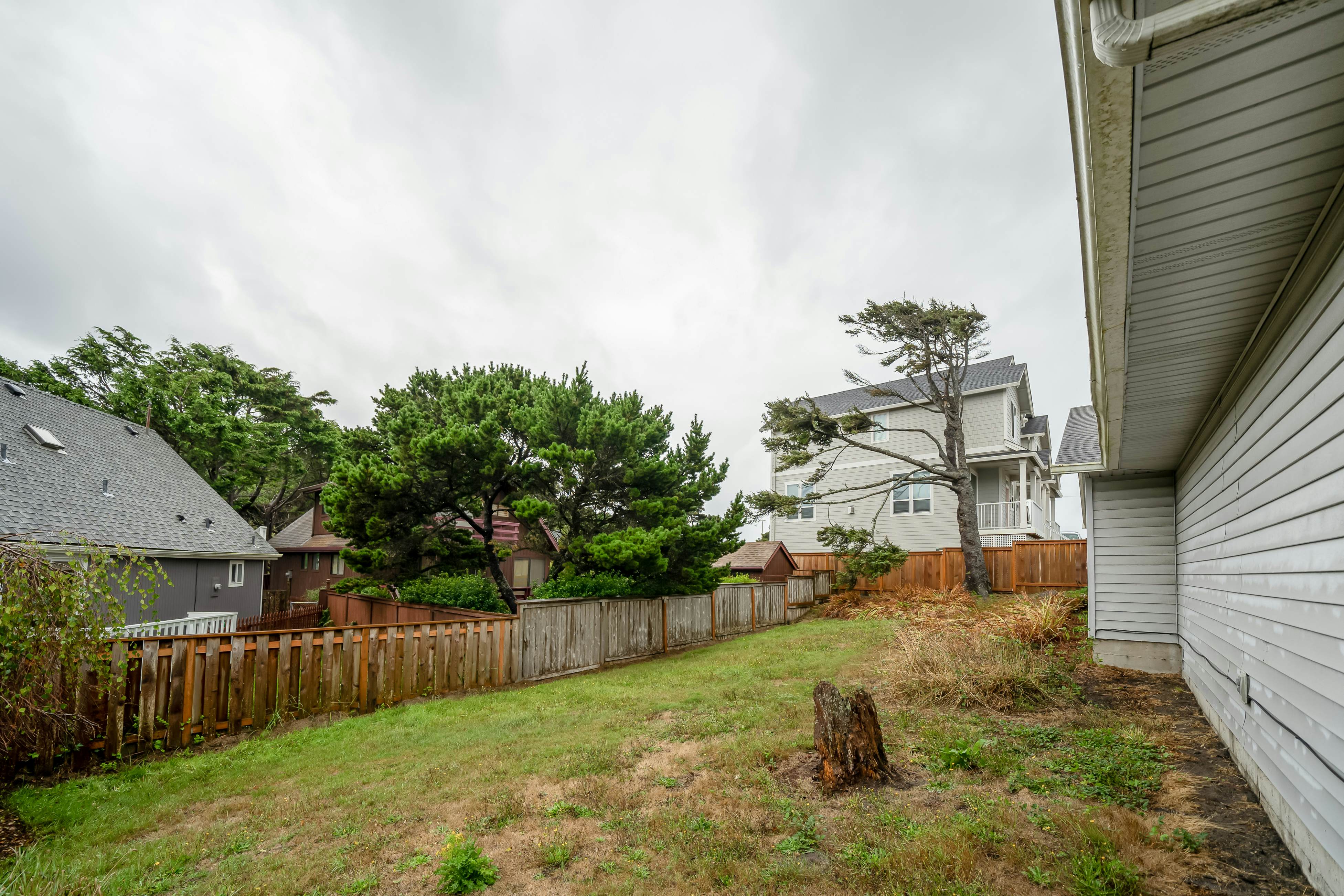 Cozy, dog-friendly getaway one block from beach with fireplace and gas grill